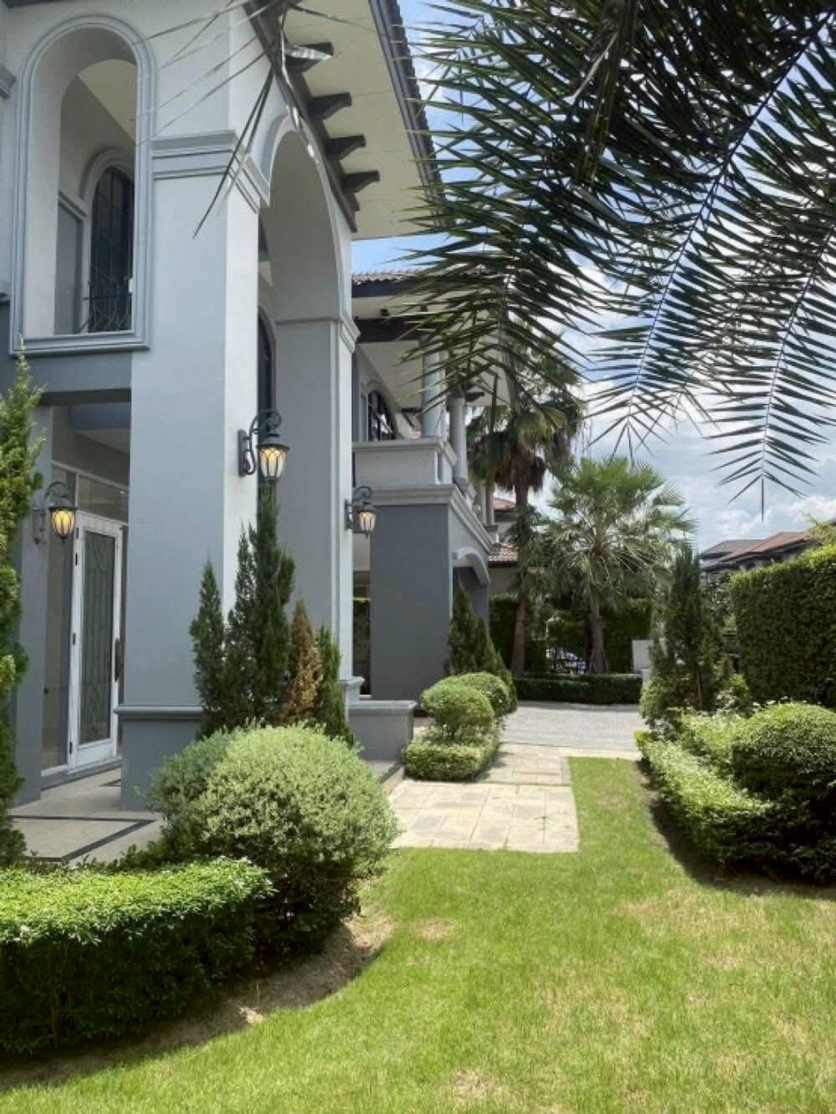 ♦ Placio de la Ribera Type Spanish Style ♦ คฤหาสน์ 2 ชั้น ขนาดที่ดิน 154.00 ตร.ว. พื้นที่ใช้สอย 475.00 ตร.ม. | 5 ห้องนอน 6 ห้องน้ำ 6 ที่จอดรถ | ใกล้ มหาวิทยาลัยมหิดล ศาลายา 12 นาที Loading...