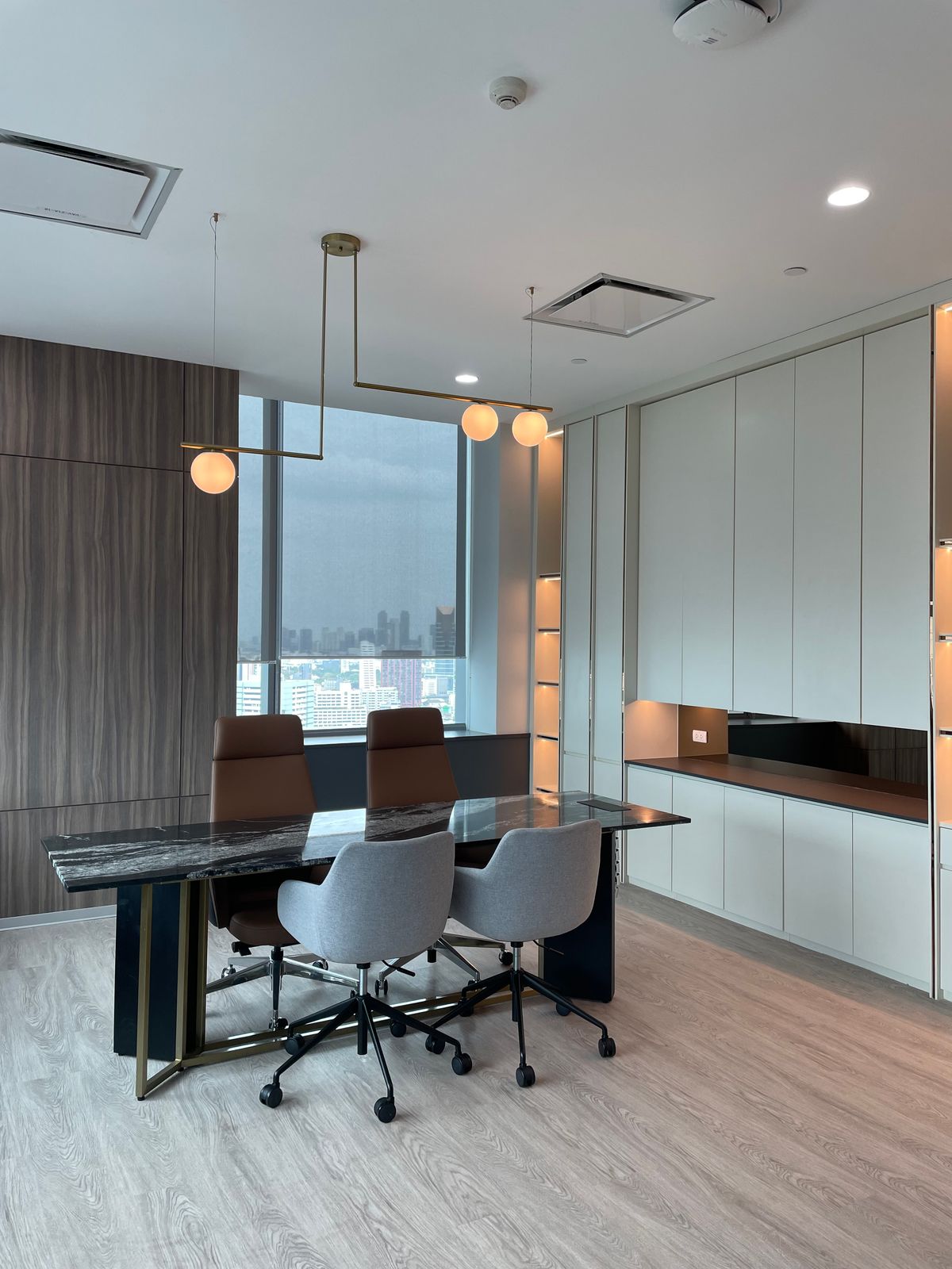 ให้เช่าสำนักงานอารีย์ อนุสาวรีย์ : ให้เช่า สำนักงาน  ใกล้ BTS อารีย์ ตกแต่งพร้อมเฟอร์นิเจอร์ เริ่ม 100 ตรม. มีหลายห้องให้เลือก 