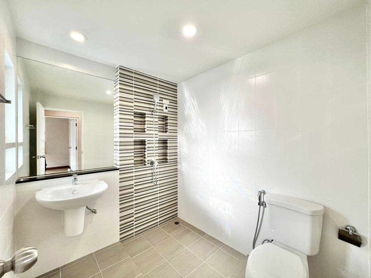 ขายบ้านปทุมธานี รังสิต ธรรมศาสตร์ : 🎉🏡 บ้านสวยรีโนเวทใหม่ทั้งหลัง! พร้อมสวนสวย และเฟอร์บิ้วอิน ทำเลทองติดถนนใหญ่รังสิต-นครนายก! ไลฟ์บางกอก บูเลอวาร์ด รังสิต✨