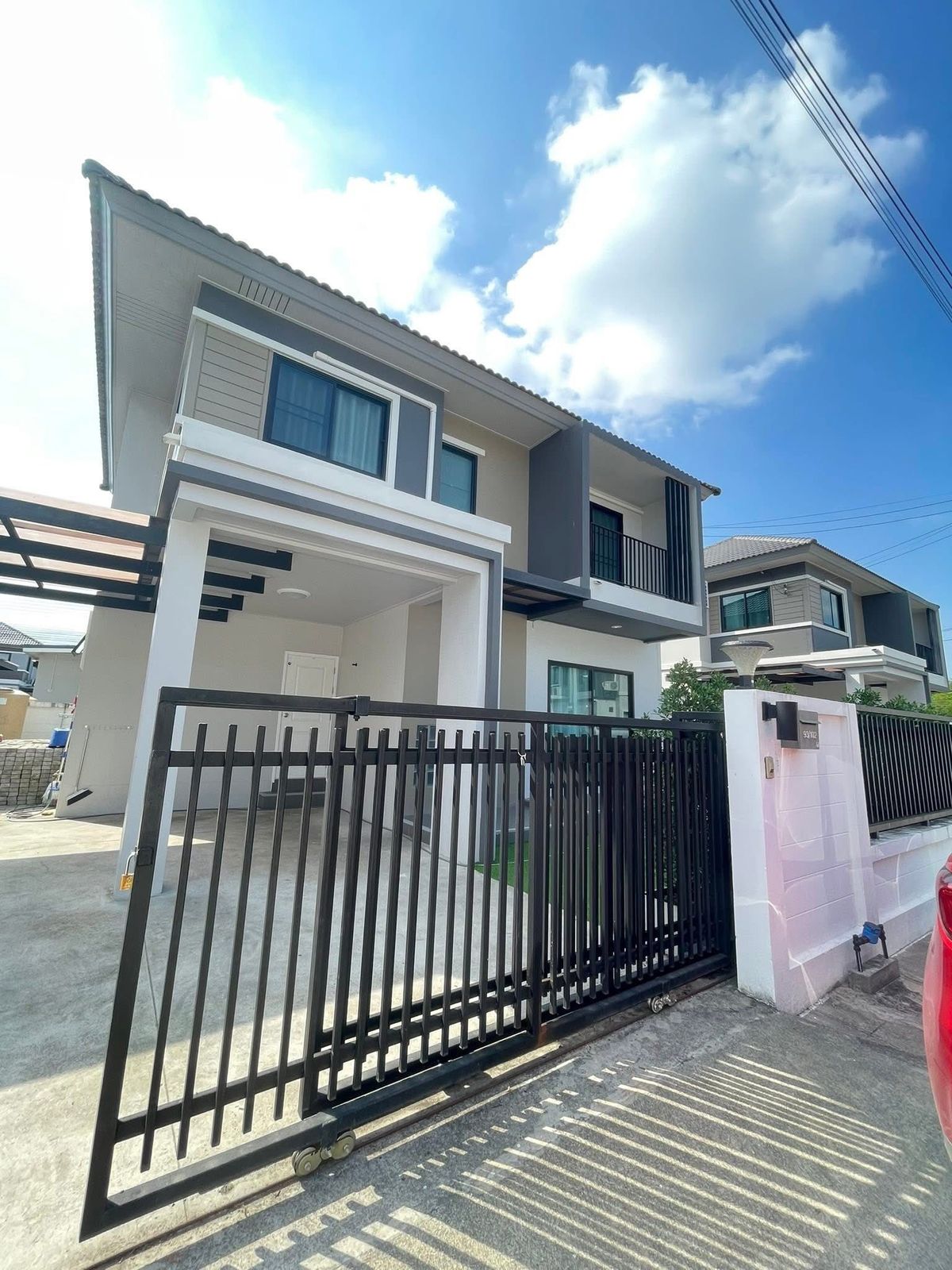 ให้เช่าบ้านเชียงใหม่ : บ้านใหม่เอี่ยมสะอาด ปลอดภัย  พร้อมเฟอร์ใหม่ทั้งหลัง 10 นาทีถึง Mill Hill International School ในโครงการ การเคหะสันกำแพง 