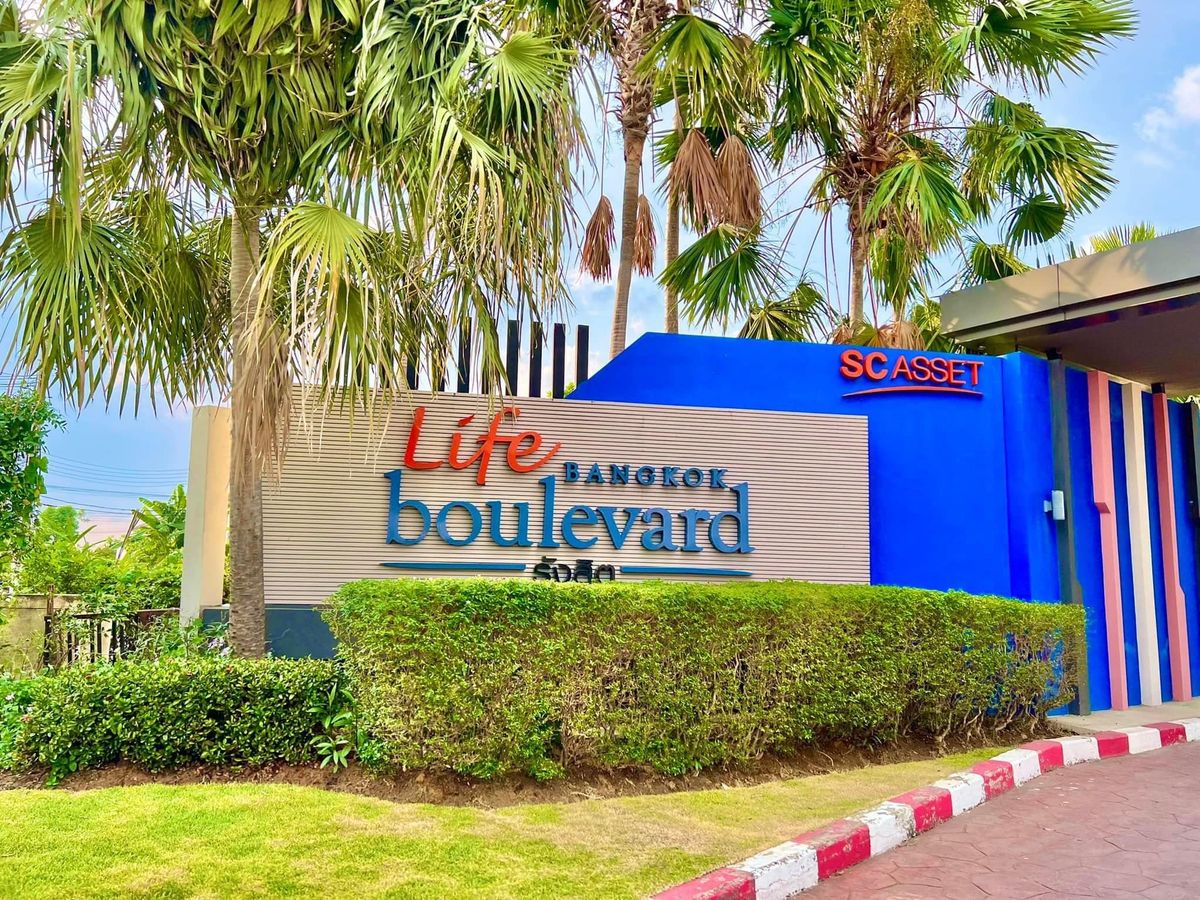 ขายบ้านปทุมธานี รังสิต ธรรมศาสตร์ : 🎉🏡 บ้านสวยรีโนเวทใหม่ทั้งหลัง! พร้อมสวนสวย และเฟอร์บิ้วอิน ทำเลทองติดถนนใหญ่รังสิต-นครนายก! ไลฟ์บางกอก บูเลอวาร์ด รังสิต✨