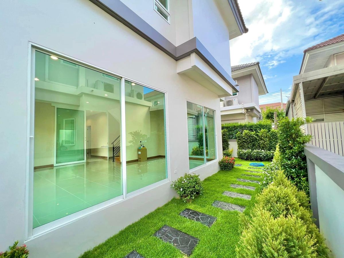 ขายบ้านปทุมธานี รังสิต ธรรมศาสตร์ : 🎉🏡 บ้านสวยรีโนเวทใหม่ทั้งหลัง! พร้อมสวนสวย และเฟอร์บิ้วอิน ทำเลทองติดถนนใหญ่รังสิต-นครนายก! ไลฟ์บางกอก บูเลอวาร์ด รังสิต✨