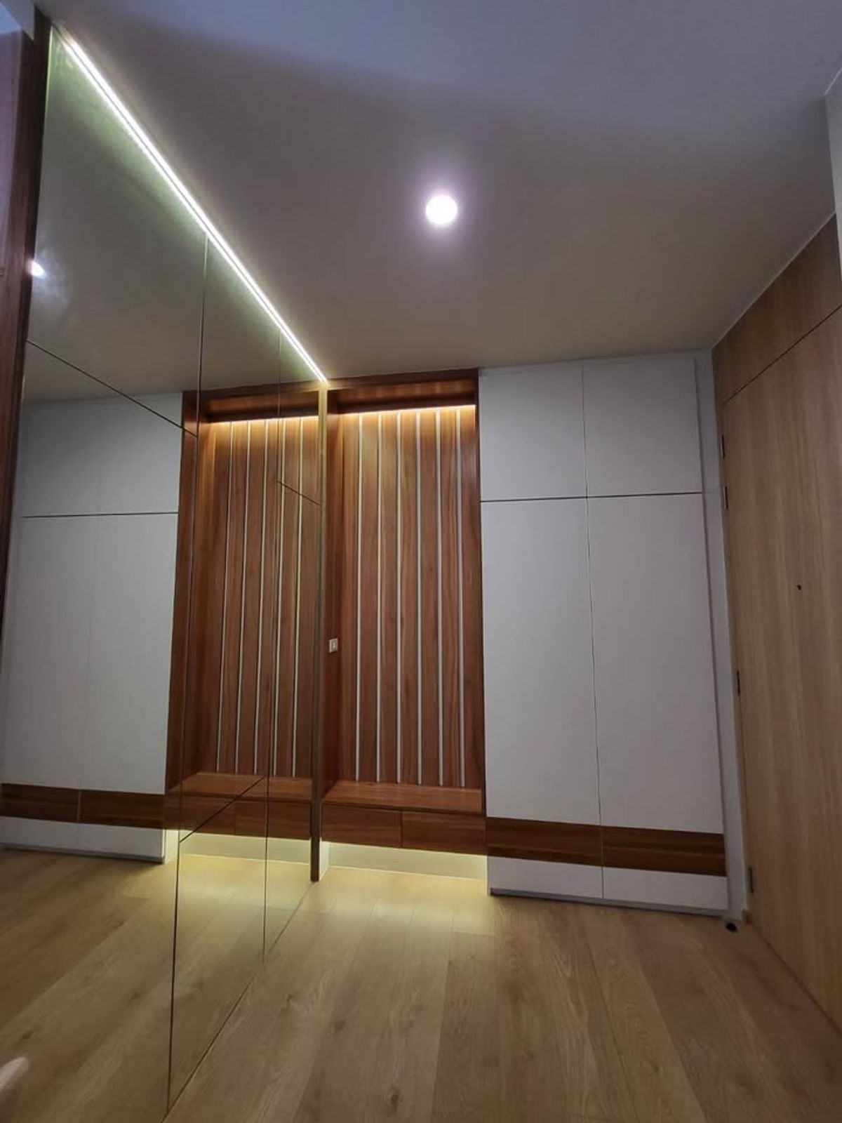 CondoSukhumvit, Asoke, Thonglor : NOBLE BE19 Condo is convenient to travel near BTS Skytrain. There is a beautiful room shuttle. Ready to stay immediately !!