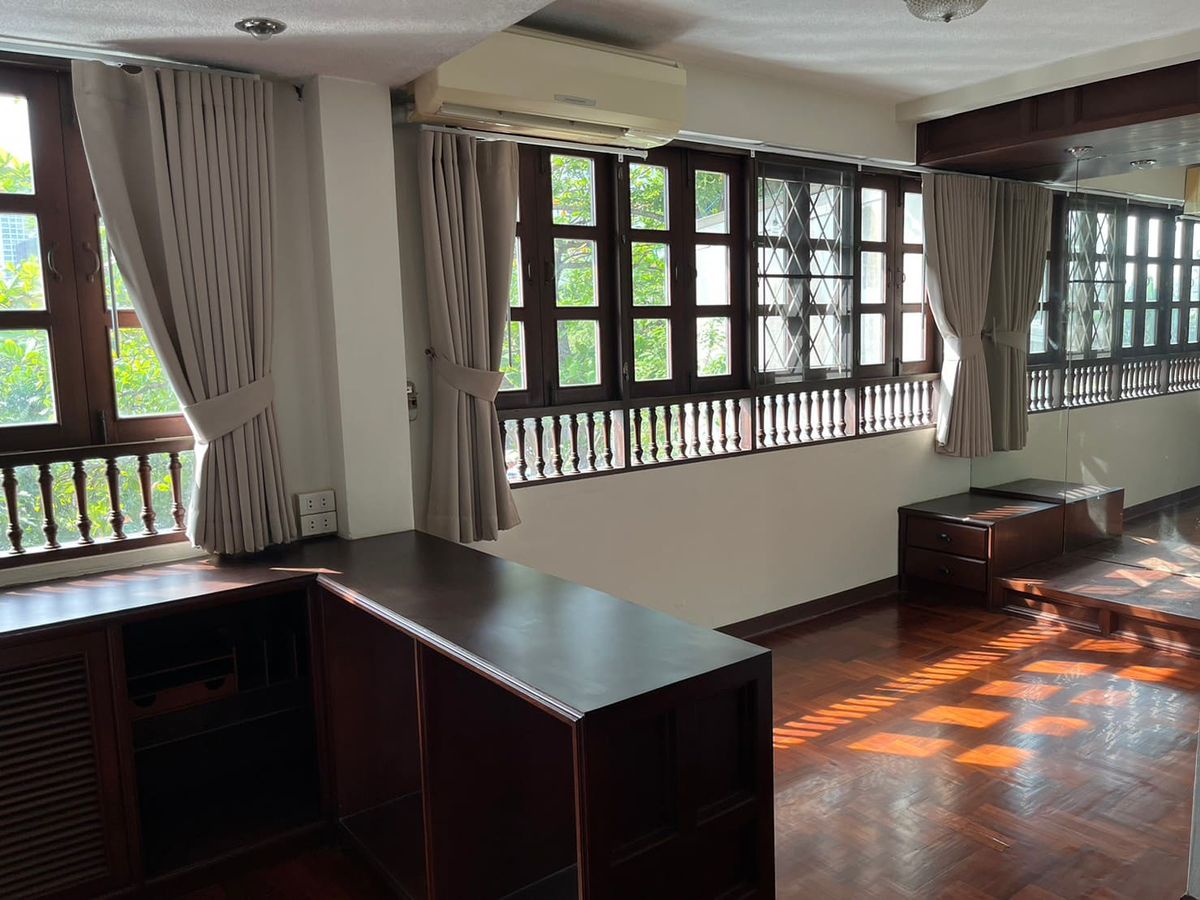 For RentTownhomeSathorn, Narathiwat : House for rent, 2 booths, 4 floors, 3 bedrooms, 3 bathrooms, location in the heart of Sathorn Road