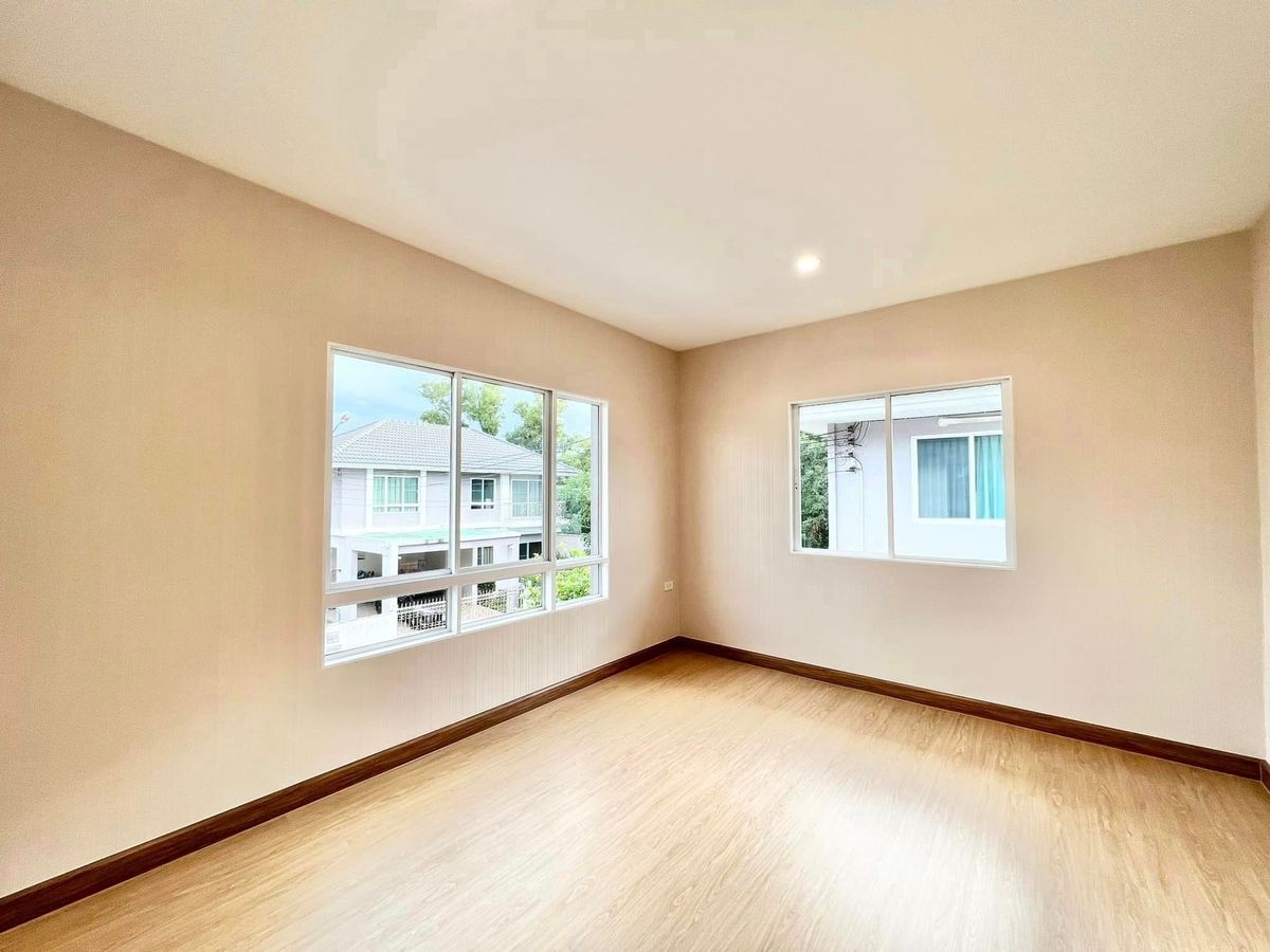 ขายบ้านปทุมธานี รังสิต ธรรมศาสตร์ : 🎉🏡 บ้านสวยรีโนเวทใหม่ทั้งหลัง! พร้อมสวนสวย และเฟอร์บิ้วอิน ทำเลทองติดถนนใหญ่รังสิต-นครนายก! ไลฟ์บางกอก บูเลอวาร์ด รังสิต✨