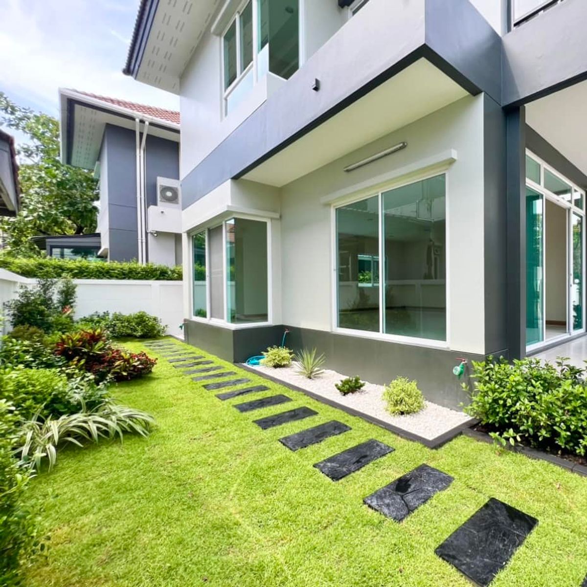 ขายบ้านพุทธมณฑล ศาลายา : 🎉🏡 บางกอกบูเลอวาร์ด ปิ่นเกล้า เพชรเกษม! บ้านหรูรีโนเวทใหม่ทุกห้องนอนมีห้องน้ำในตัว! ✨