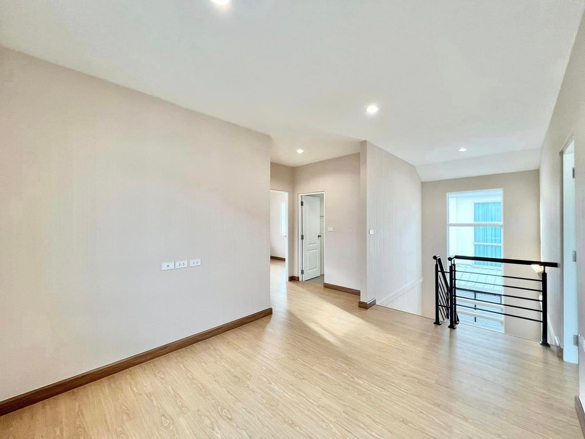 ขายบ้านปทุมธานี รังสิต ธรรมศาสตร์ : 🎉🏡 บ้านสวยรีโนเวทใหม่ทั้งหลัง! พร้อมสวนสวย และเฟอร์บิ้วอิน ทำเลทองติดถนนใหญ่รังสิต-นครนายก! ไลฟ์บางกอก บูเลอวาร์ด รังสิต✨