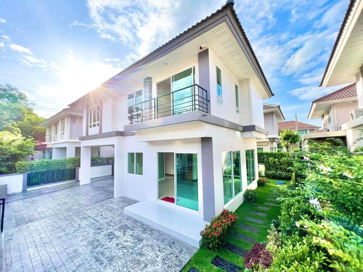 ขายบ้านปทุมธานี รังสิต ธรรมศาสตร์ : 🎉🏡 บ้านสวยรีโนเวทใหม่ทั้งหลัง! พร้อมสวนสวย และเฟอร์บิ้วอิน ทำเลทองติดถนนใหญ่รังสิต-นครนายก! ไลฟ์บางกอก บูเลอวาร์ด รังสิต✨
