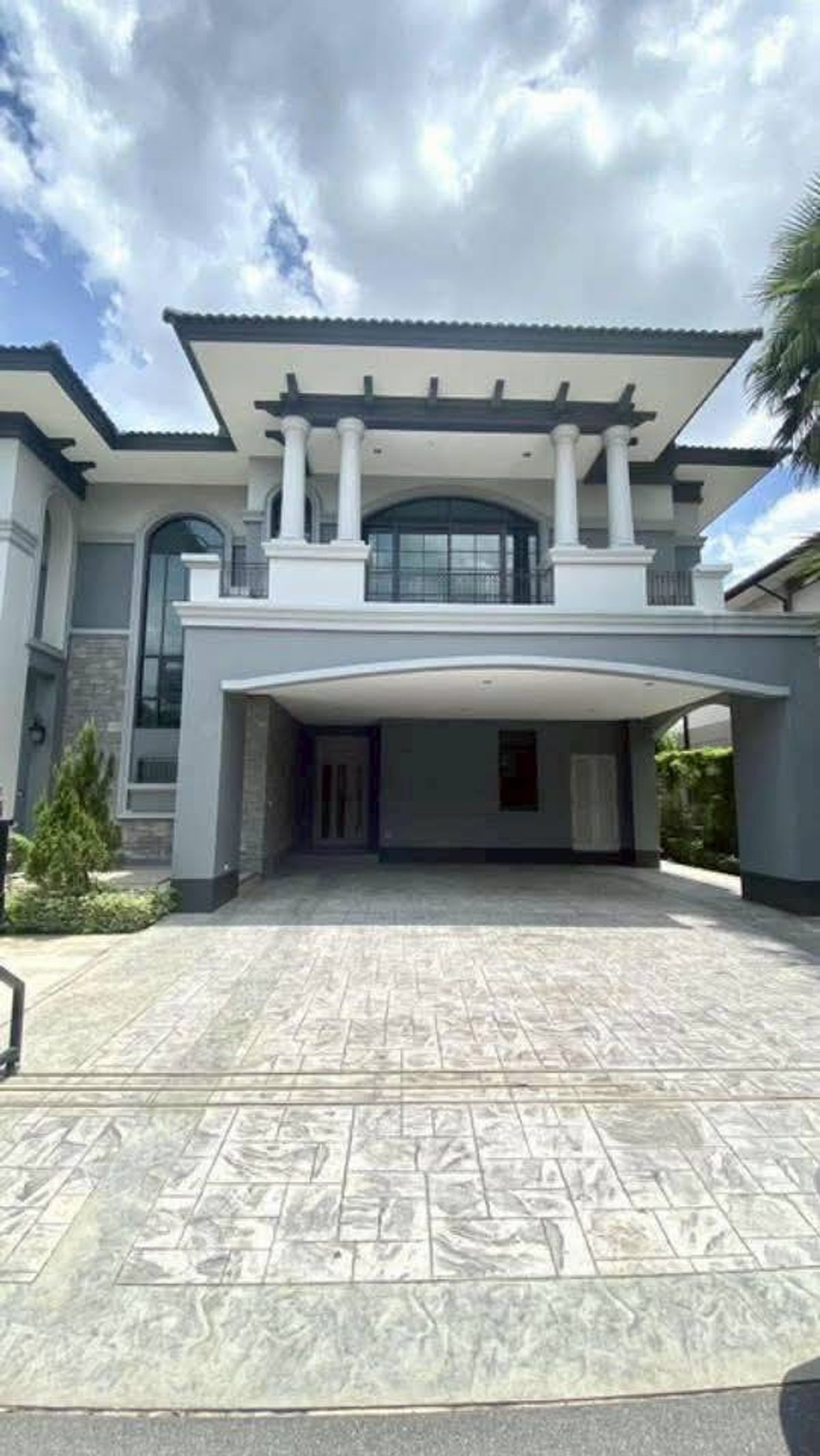 ♦ Placio de la Ribera Type Spanish Style ♦ คฤหาสน์ 2 ชั้น ขนาดที่ดิน 154.00 ตร.ว. พื้นที่ใช้สอย 475.00 ตร.ม. | 5 ห้องนอน 6 ห้องน้ำ 6 ที่จอดรถ | ใกล้ มหาวิทยาลัยมหิดล ศาลายา 12 นาที Loading...