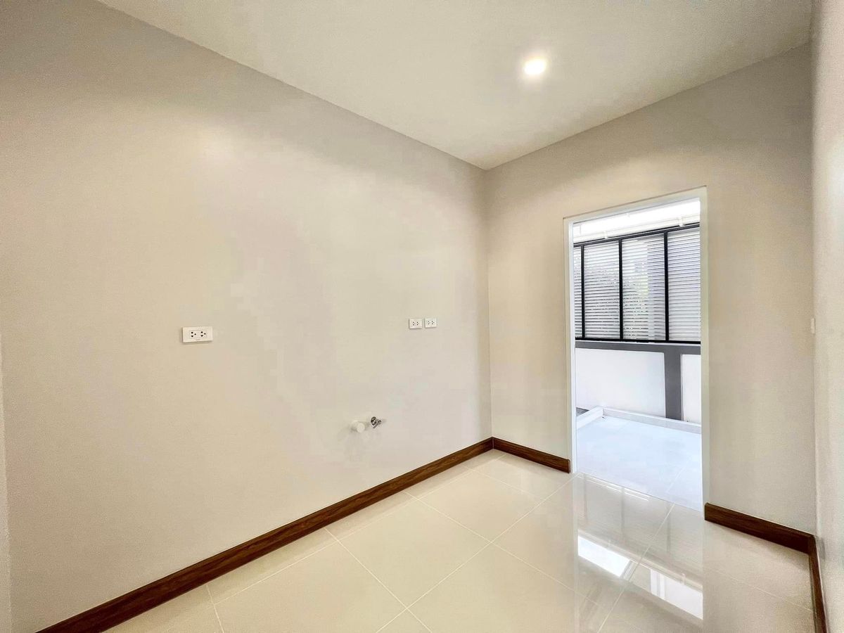 ขายบ้านปทุมธานี รังสิต ธรรมศาสตร์ : 🎉🏡 บ้านสวยรีโนเวทใหม่ทั้งหลัง! พร้อมสวนสวย และเฟอร์บิ้วอิน ทำเลทองติดถนนใหญ่รังสิต-นครนายก! ไลฟ์บางกอก บูเลอวาร์ด รังสิต✨