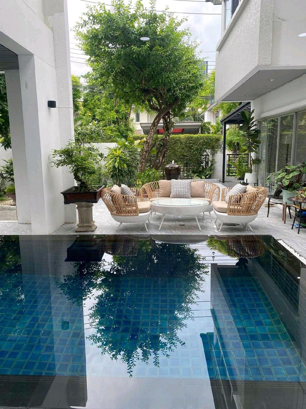 For RentHousePattanakan, Srinakarin : Rent a corner house with private pool - Noble Tara Phatthanakarn