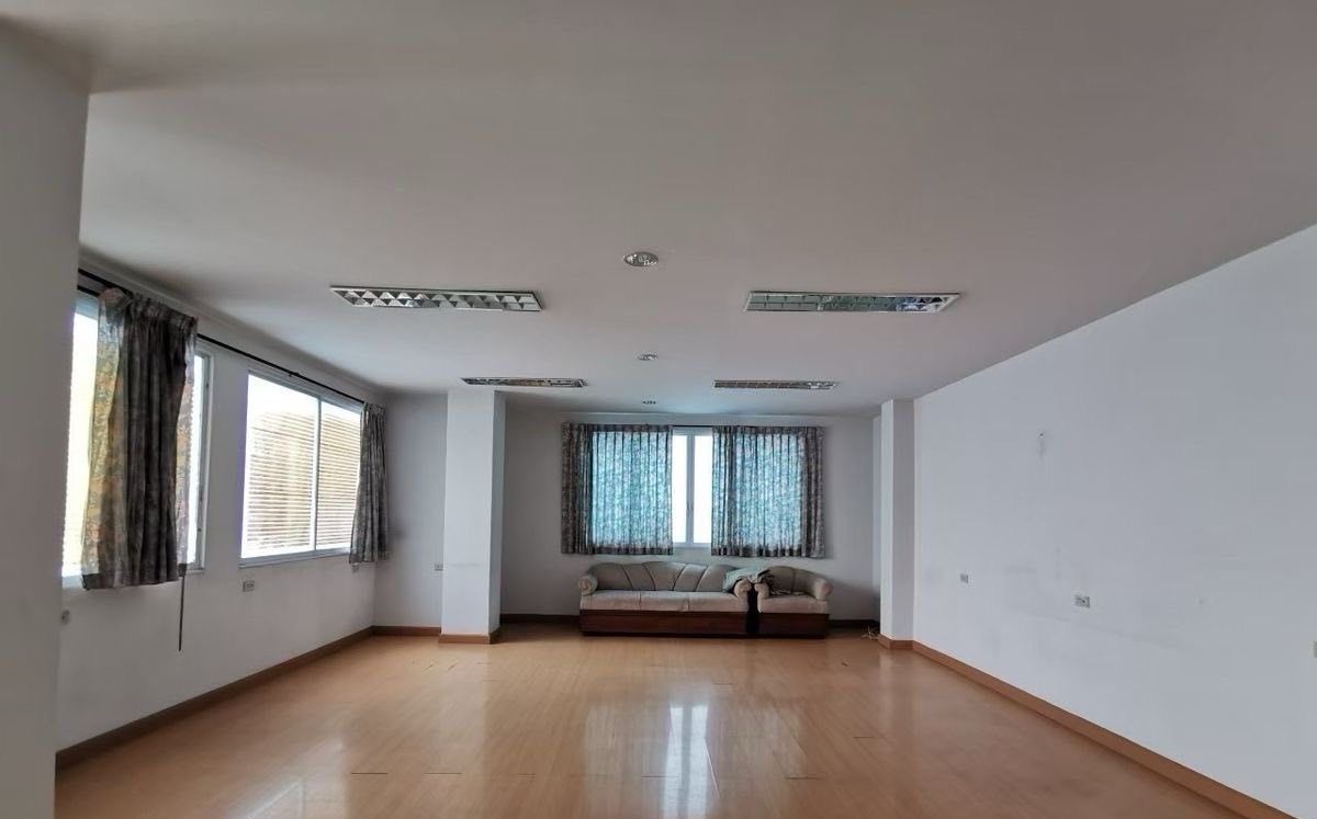 ให้เช่าโฮมออฟฟิศวงเวียนใหญ่ เจริญนคร : ให้เช่าสำนักงานพร้อมโกดังเก็บสินค้า ทำเล เจริญนคร ใกล้ Iconsiam ,สาทร สีลม, BTS กรุงธนบุรี