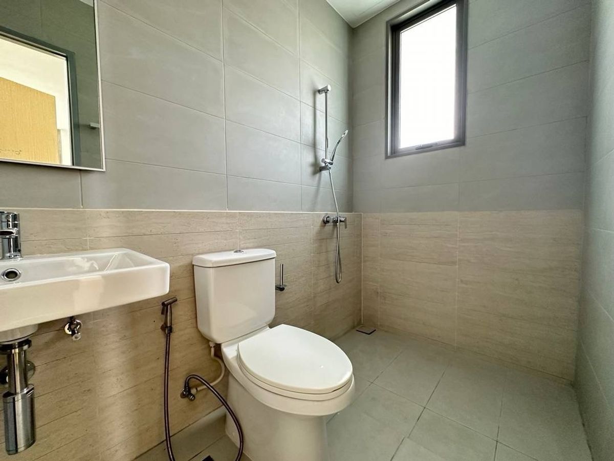 ขายทาวน์โฮมมีนบุรี-ร่มเกล้า : ทาวน์โฮมแฝด 3.5 ชั้น หลังสุดท้ายของโครงการ ติดสวนส่วนตัว  ทำเลถนนรามคำแหง  ซอย รามคำแหง 118  ใกล้เขตสะพานสูง  ทำเลเงียบสงบมากๆๆ