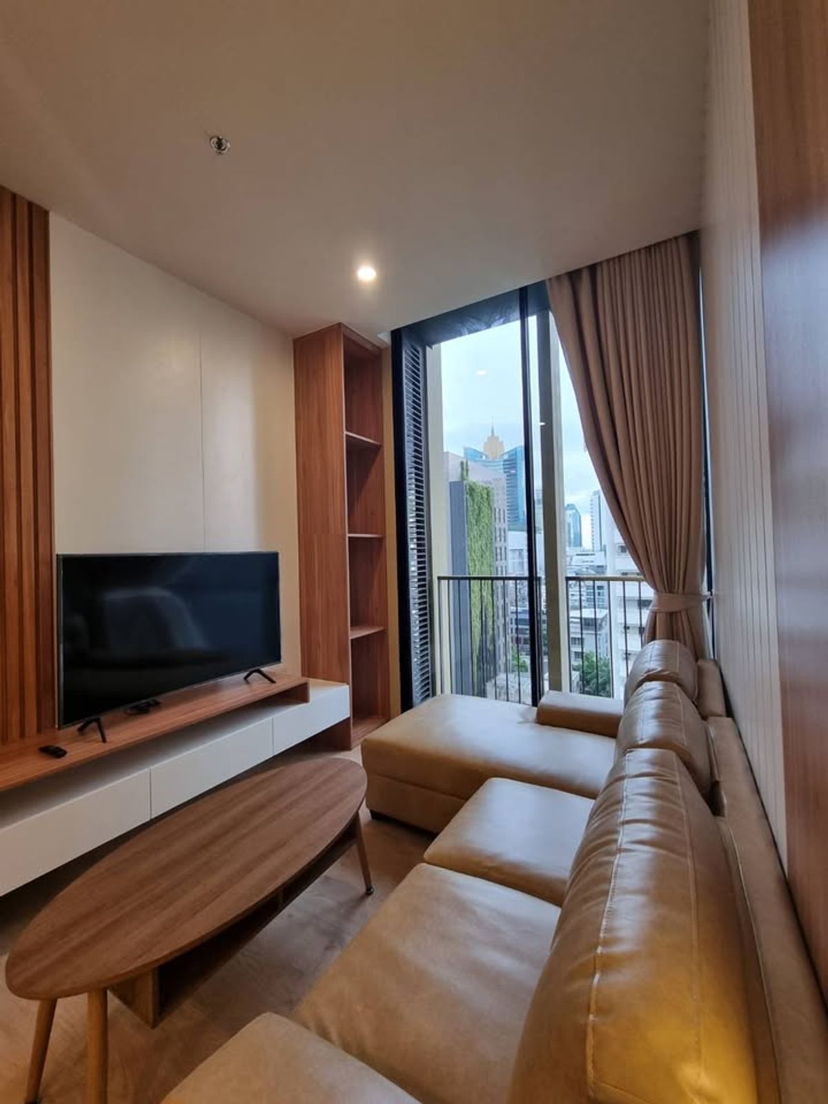 CondoSukhumvit, Asoke, Thonglor : NOBLE BE19 Condo is convenient to travel near BTS Skytrain. There is a beautiful room shuttle. Ready to stay immediately !!