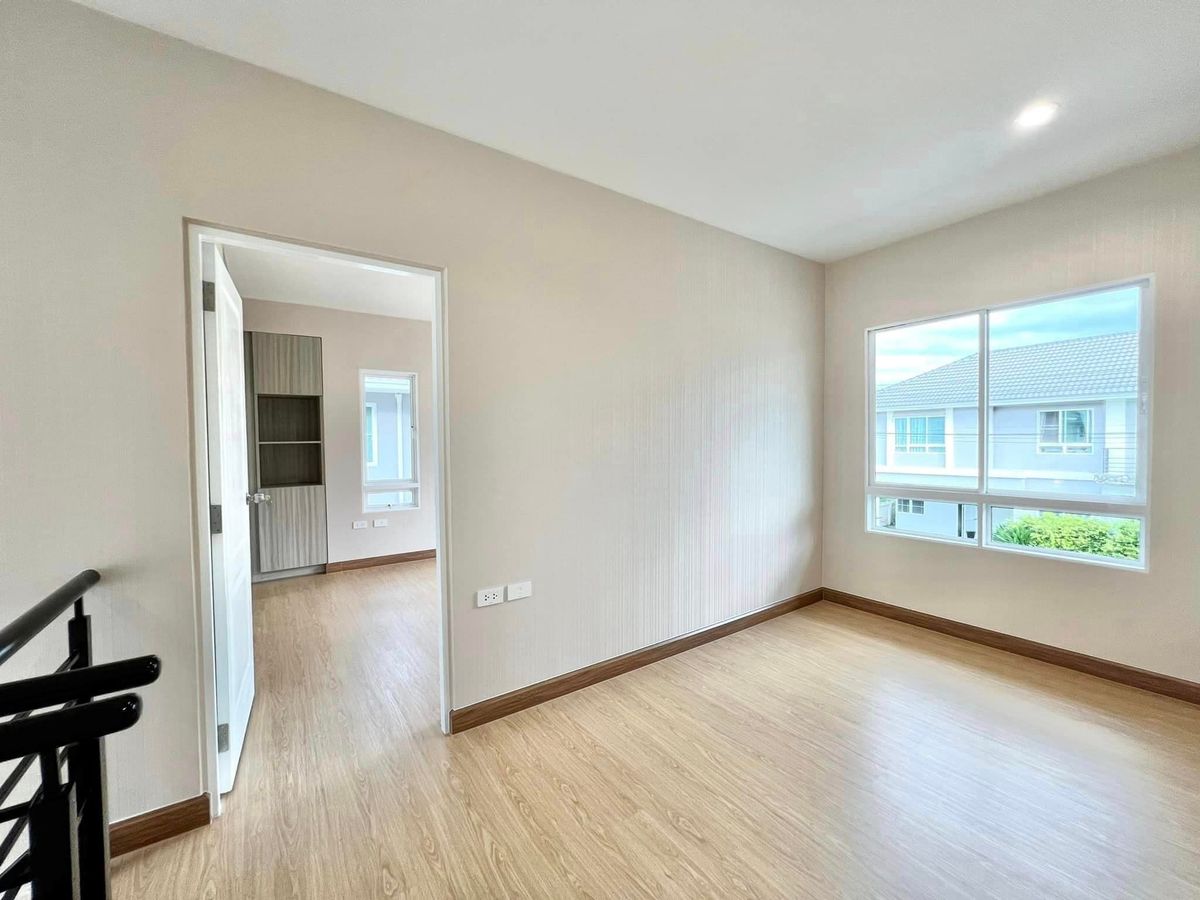 ขายบ้านปทุมธานี รังสิต ธรรมศาสตร์ : 🎉🏡 บ้านสวยรีโนเวทใหม่ทั้งหลัง! พร้อมสวนสวย และเฟอร์บิ้วอิน ทำเลทองติดถนนใหญ่รังสิต-นครนายก! ไลฟ์บางกอก บูเลอวาร์ด รังสิต✨