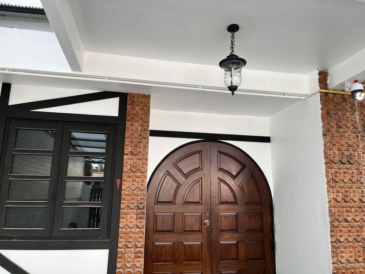 For RentTownhomeSathorn, Narathiwat : House for rent, 2 booths, 4 floors, 3 bedrooms, 3 bathrooms, location in the heart of Sathorn Road
