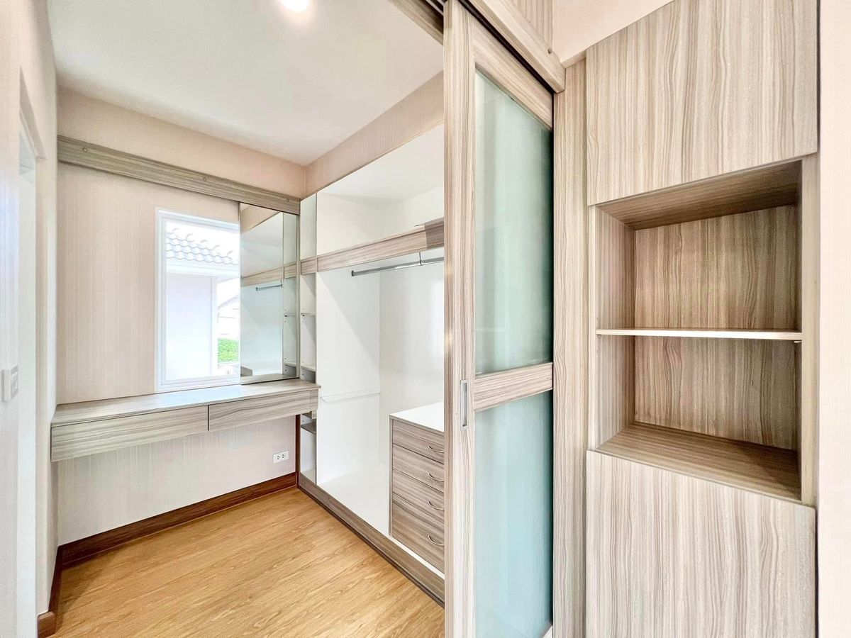 ขายบ้านปทุมธานี รังสิต ธรรมศาสตร์ : 🎉🏡 บ้านสวยรีโนเวทใหม่ทั้งหลัง! พร้อมสวนสวย และเฟอร์บิ้วอิน ทำเลทองติดถนนใหญ่รังสิต-นครนายก! ไลฟ์บางกอก บูเลอวาร์ด รังสิต✨