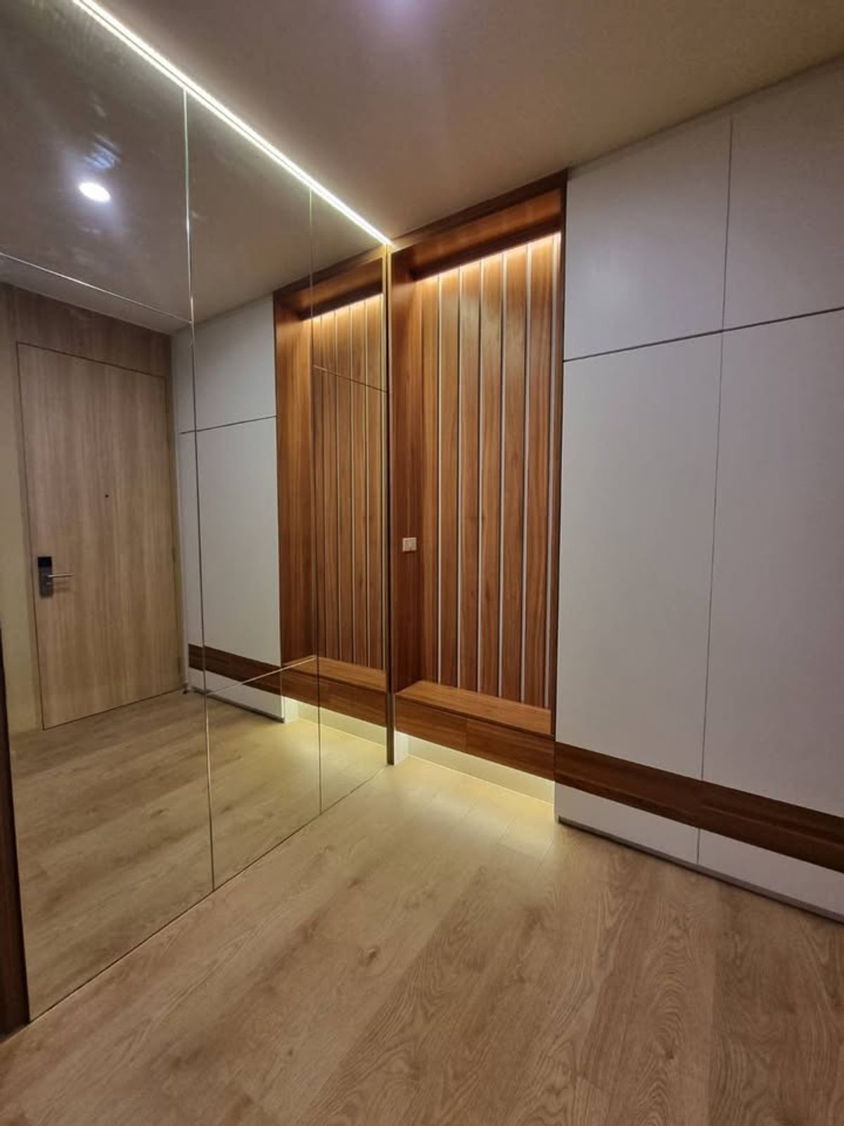 CondoSukhumvit, Asoke, Thonglor : NOBLE BE19 Condo is convenient to travel near BTS Skytrain. There is a beautiful room shuttle. Ready to stay immediately !!