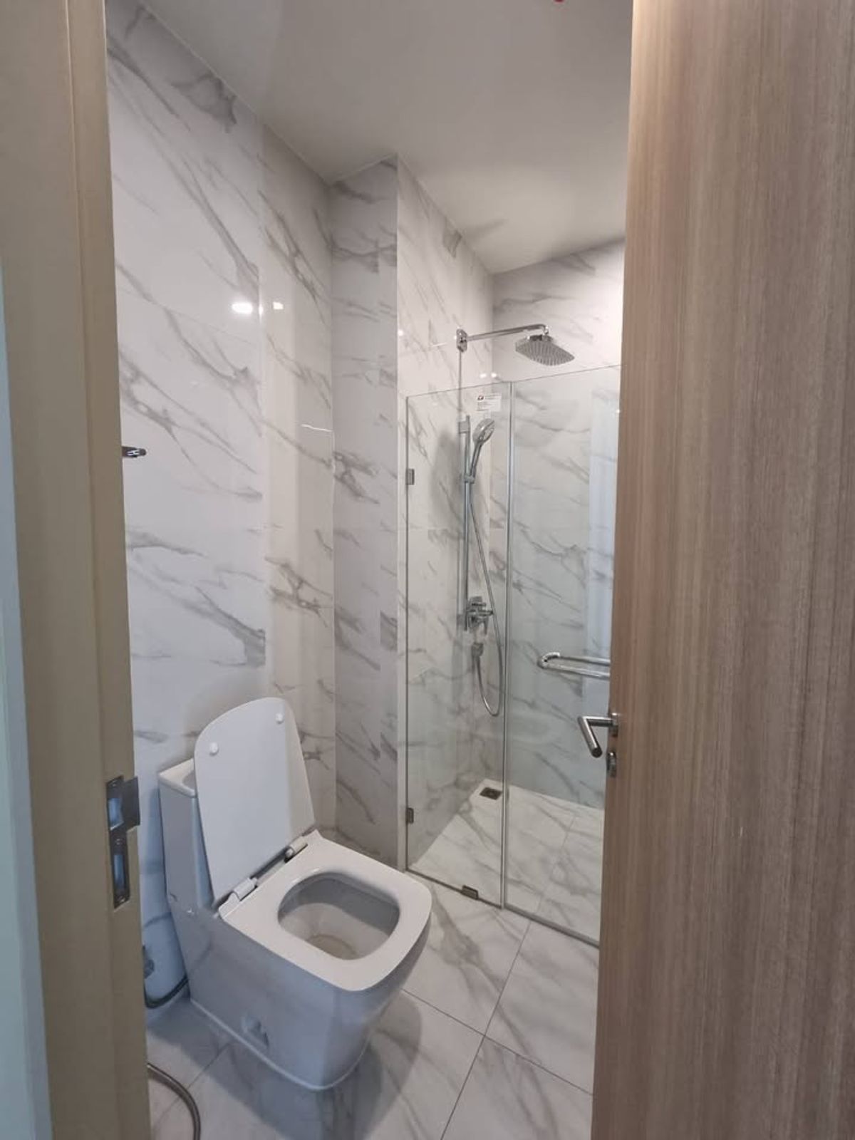 CondoSukhumvit, Asoke, Thonglor : NOBLE BE19 Condo is convenient to travel near BTS Skytrain. There is a beautiful room shuttle. Ready to stay immediately !!