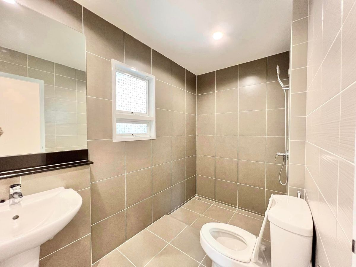 ขายบ้านปทุมธานี รังสิต ธรรมศาสตร์ : 🎉🏡 บ้านสวยรีโนเวทใหม่ทั้งหลัง! พร้อมสวนสวย และเฟอร์บิ้วอิน ทำเลทองติดถนนใหญ่รังสิต-นครนายก! ไลฟ์บางกอก บูเลอวาร์ด รังสิต✨