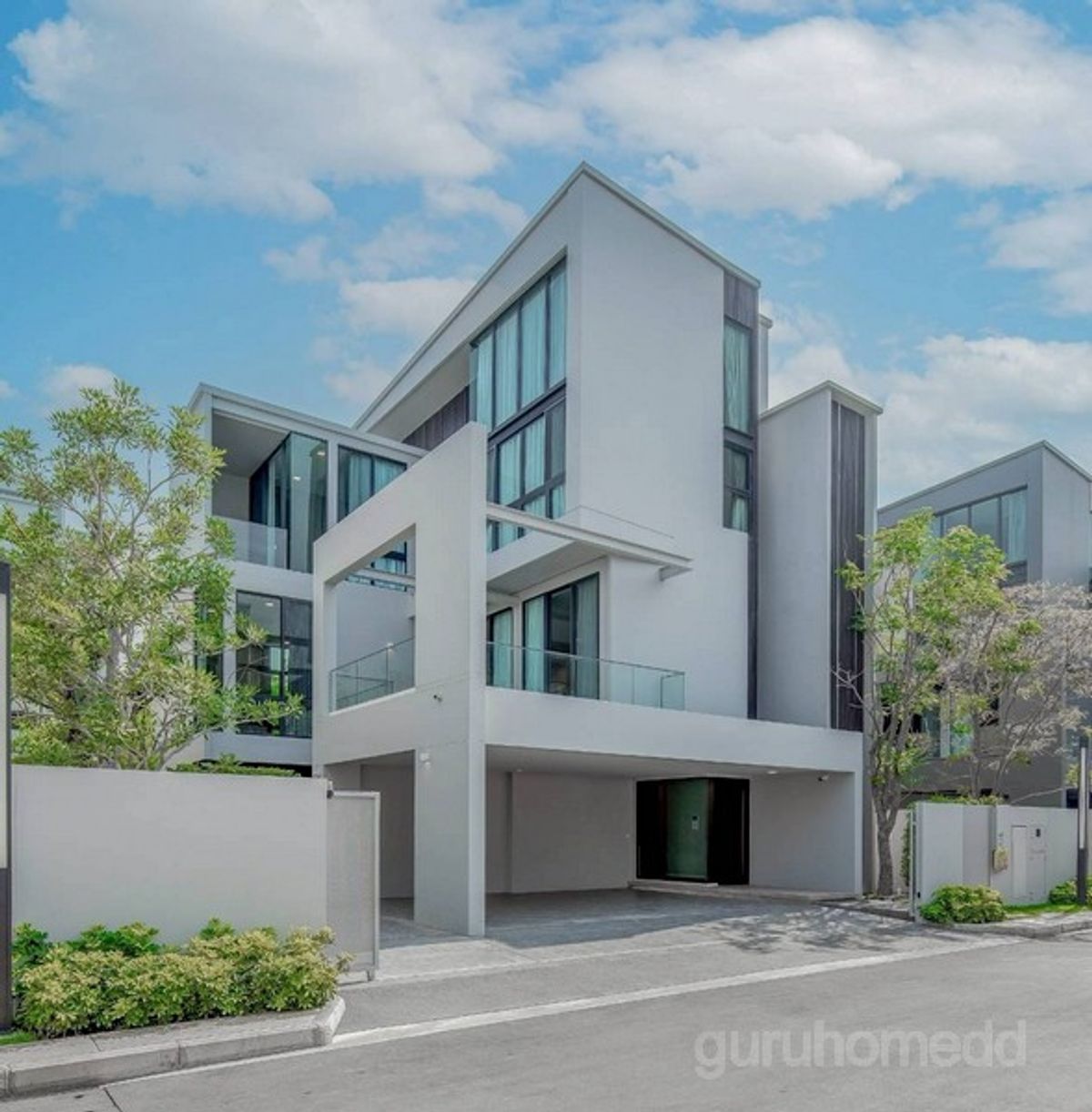 For RentHouseMin Buri, Romklao : Rent a 3 -story detached house, Vive2, Krungthep Kreetha 86, 4 bedrooms, 5 water with private elevators. Decorated with carrying the bag straight away - GHD000640R