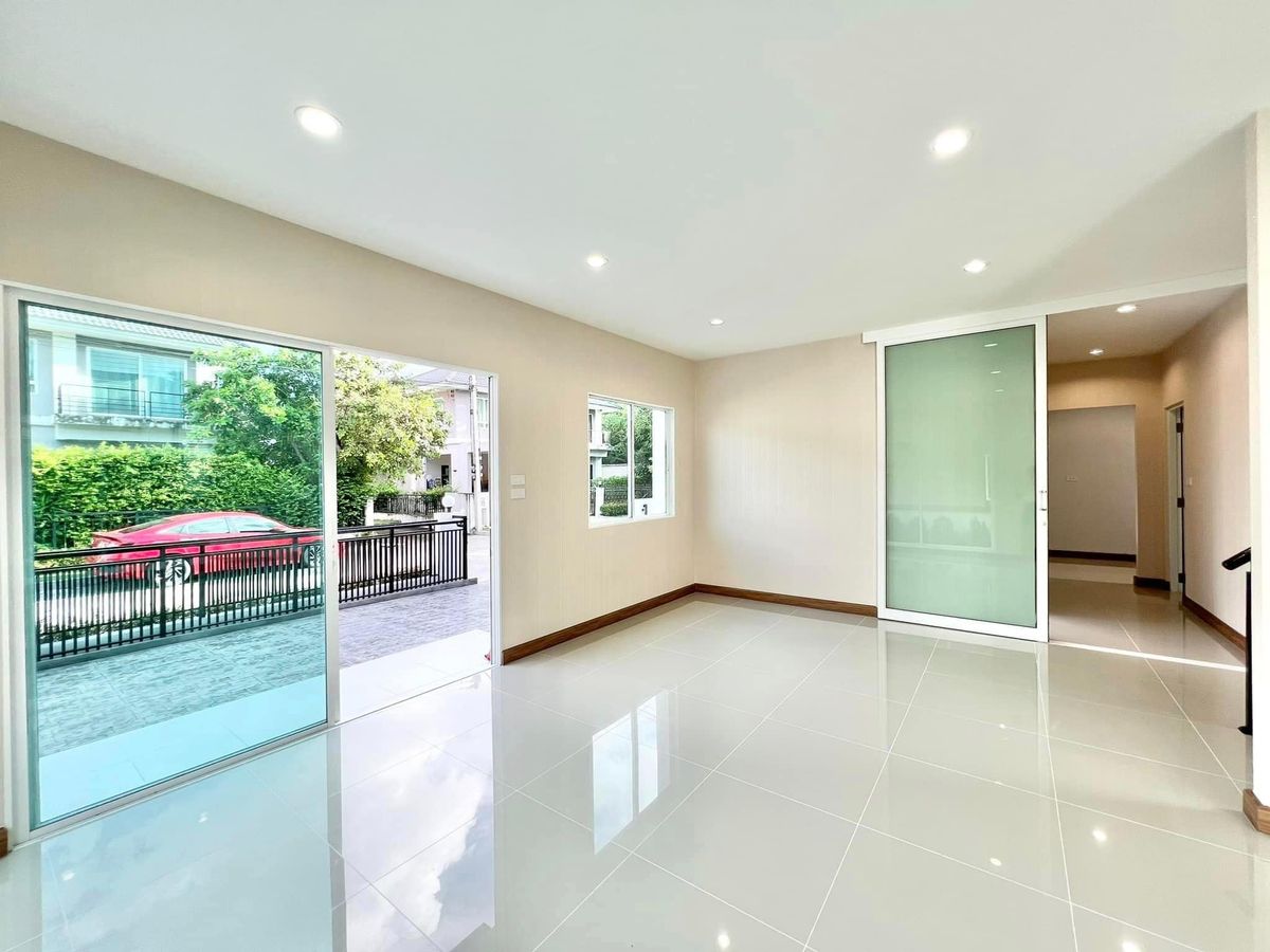 ขายบ้านปทุมธานี รังสิต ธรรมศาสตร์ : 🎉🏡 บ้านสวยรีโนเวทใหม่ทั้งหลัง! พร้อมสวนสวย และเฟอร์บิ้วอิน ทำเลทองติดถนนใหญ่รังสิต-นครนายก! ไลฟ์บางกอก บูเลอวาร์ด รังสิต✨