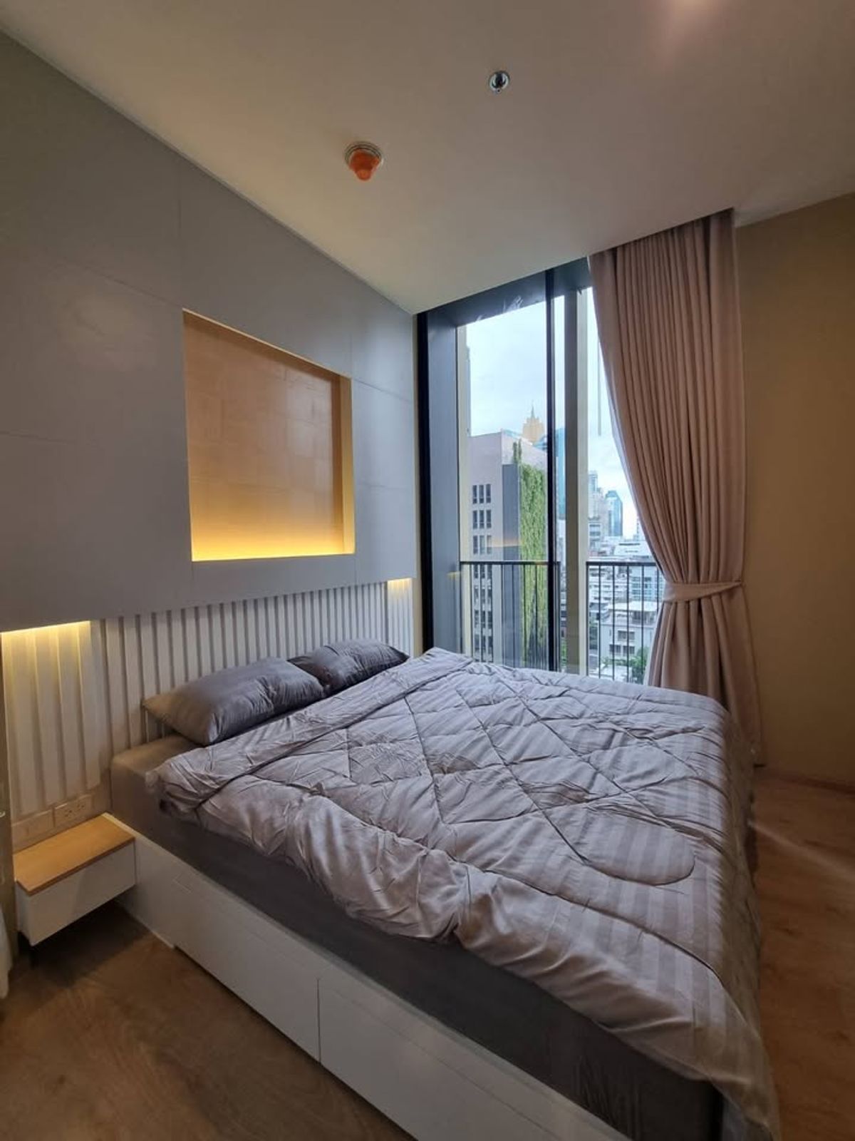 CondoSukhumvit, Asoke, Thonglor : NOBLE BE19 Condo is convenient to travel near BTS Skytrain. There is a beautiful room shuttle. Ready to stay immediately !!
