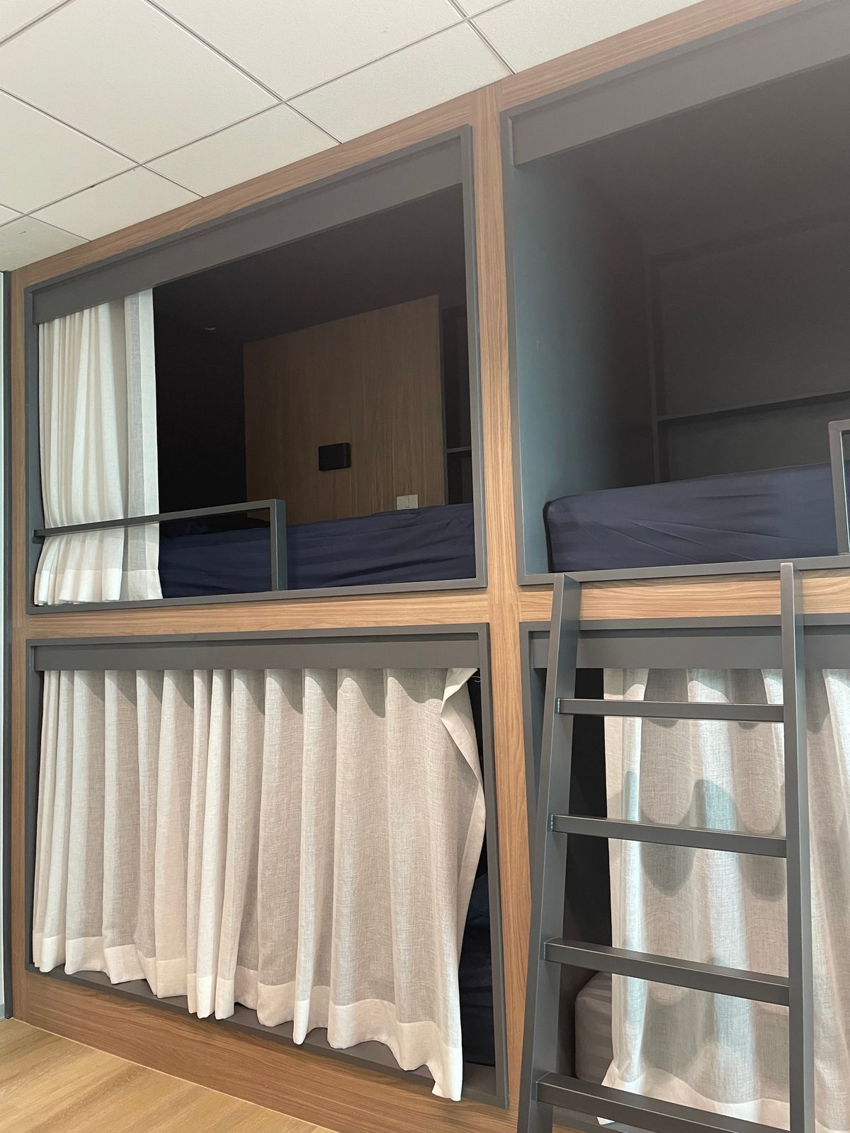 ให้เช่าสำนักงานอารีย์ อนุสาวรีย์ : ให้เช่า สำนักงาน  ใกล้ BTS อารีย์ ตกแต่งพร้อมเฟอร์นิเจอร์ เริ่ม 100 ตรม. มีหลายห้องให้เลือก 