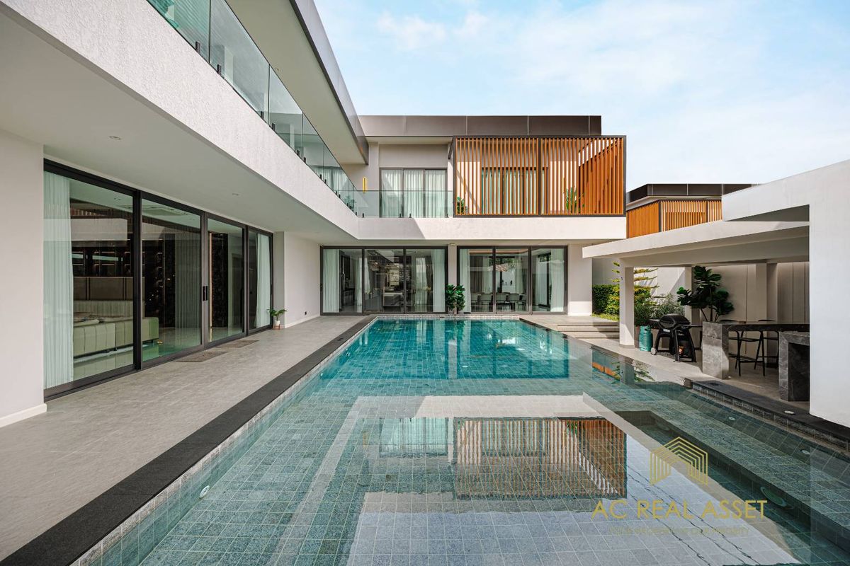 Pattaya, Bangsaen, Chonburi : Luxurious penthouse, fully furnished, ready to move in, only 70 meters from Na Jomtien Beach
