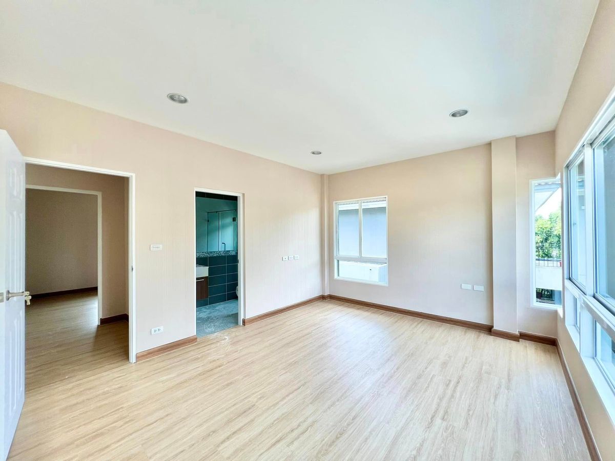 ขายบ้านพุทธมณฑล ศาลายา : 🎉🏡 บางกอกบูเลอวาร์ด ปิ่นเกล้า เพชรเกษม! บ้านหรูรีโนเวทใหม่ทุกห้องนอนมีห้องน้ำในตัว! ✨