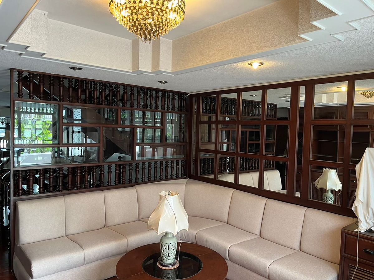 For RentTownhomeSathorn, Narathiwat : House for rent, 2 booths, 4 floors, 3 bedrooms, 3 bathrooms, location in the heart of Sathorn Road