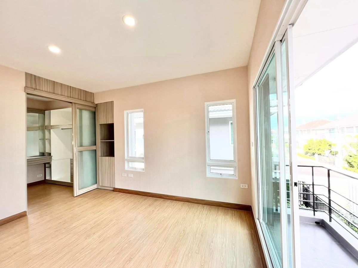 ขายบ้านปทุมธานี รังสิต ธรรมศาสตร์ : 🎉🏡 บ้านสวยรีโนเวทใหม่ทั้งหลัง! พร้อมสวนสวย และเฟอร์บิ้วอิน ทำเลทองติดถนนใหญ่รังสิต-นครนายก! ไลฟ์บางกอก บูเลอวาร์ด รังสิต✨