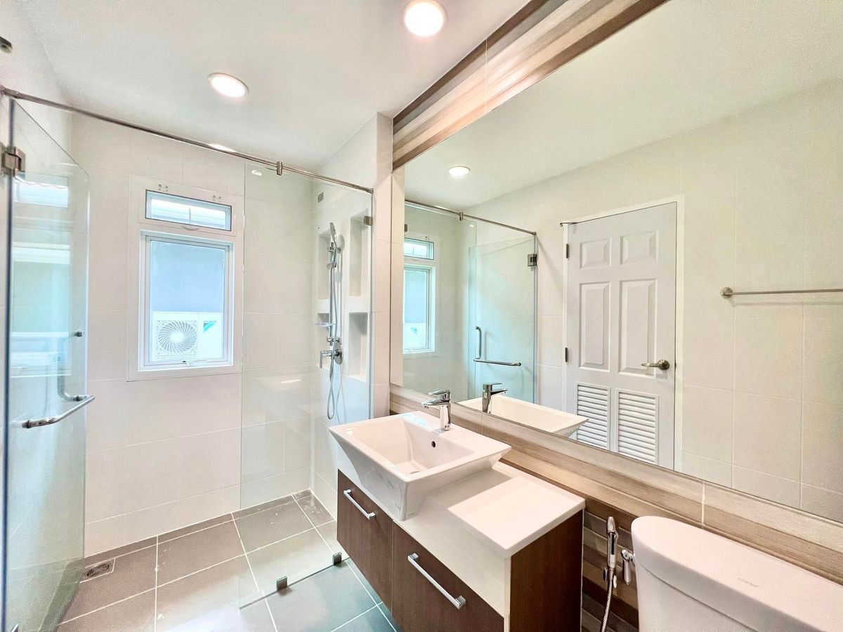 ขายบ้านพุทธมณฑล ศาลายา : 🎉🏡 บางกอกบูเลอวาร์ด ปิ่นเกล้า เพชรเกษม! บ้านหรูรีโนเวทใหม่ทุกห้องนอนมีห้องน้ำในตัว! ✨