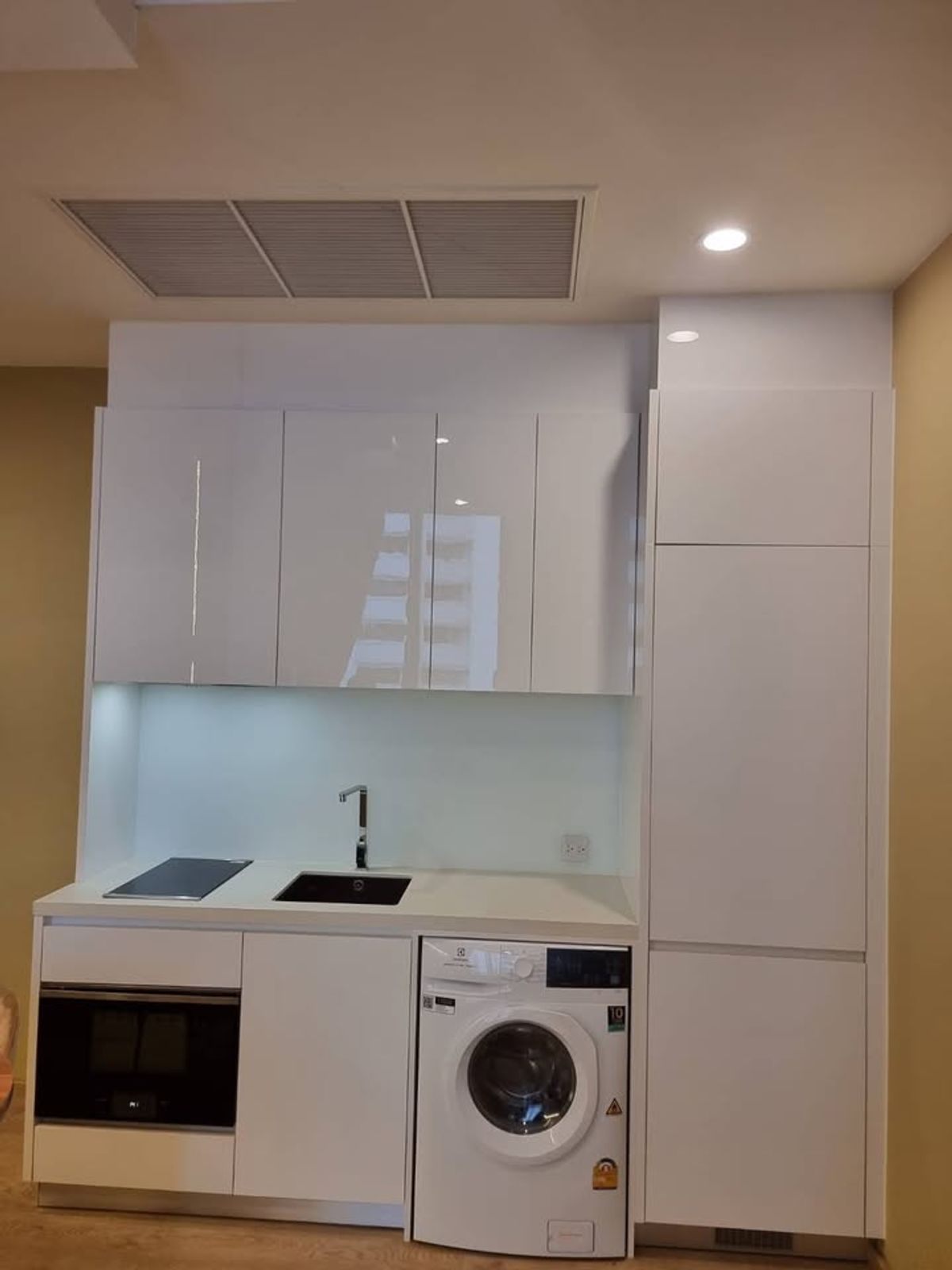 CondoSukhumvit, Asoke, Thonglor : NOBLE BE19 Condo is convenient to travel near BTS Skytrain. There is a beautiful room shuttle. Ready to stay immediately !!