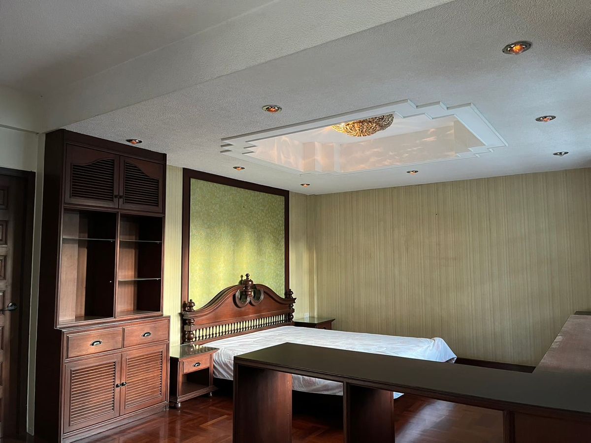 For RentTownhomeSathorn, Narathiwat : House for rent, 2 booths, 4 floors, 3 bedrooms, 3 bathrooms, location in the heart of Sathorn Road