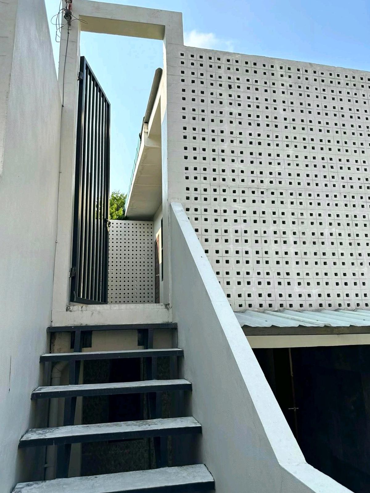 For SaleHome OfficeRatchadapisek, Huaikwang, Suttisan : For Sale: 2 Storay Single House - Home Office Soi Rung Rueng Suthisan (2 -storey detached house, home office