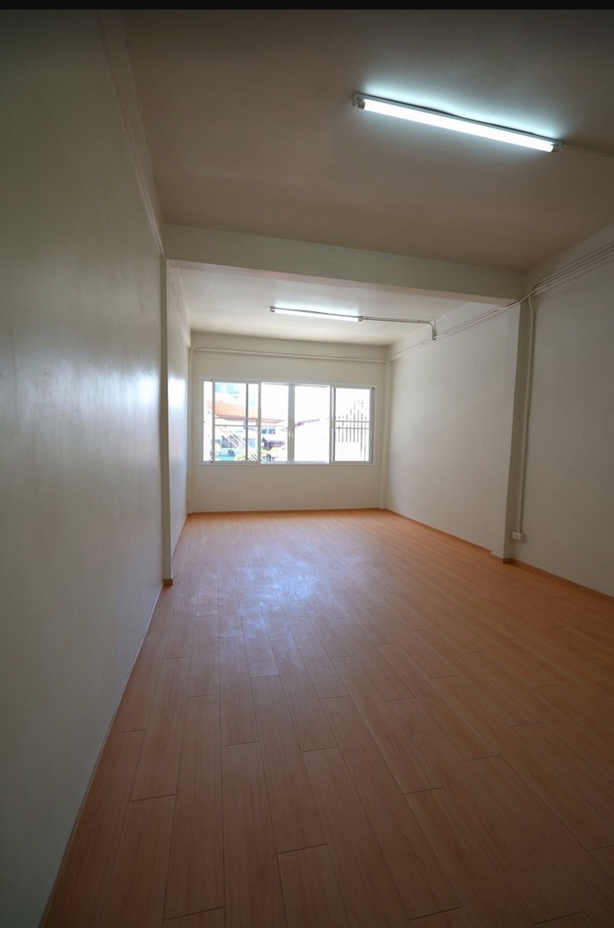 For SaleShop HouseWongwianyai, Charoennakor : 📢👇Start your own business  with this newly renovated commercial building near ICONSIAM. Great price and excellent value for investment. Convenient location, Perfect for retail shops, cafes, home offices, or rental income.