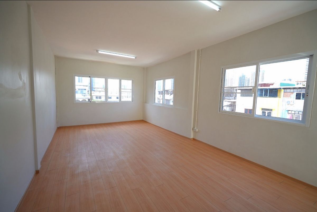 For SaleShop HouseWongwianyai, Charoennakor : 📢👇Start your own business  with this newly renovated commercial building near ICONSIAM. Great price and excellent value for investment. Convenient location, Perfect for retail shops, cafes, home offices, or rental income.