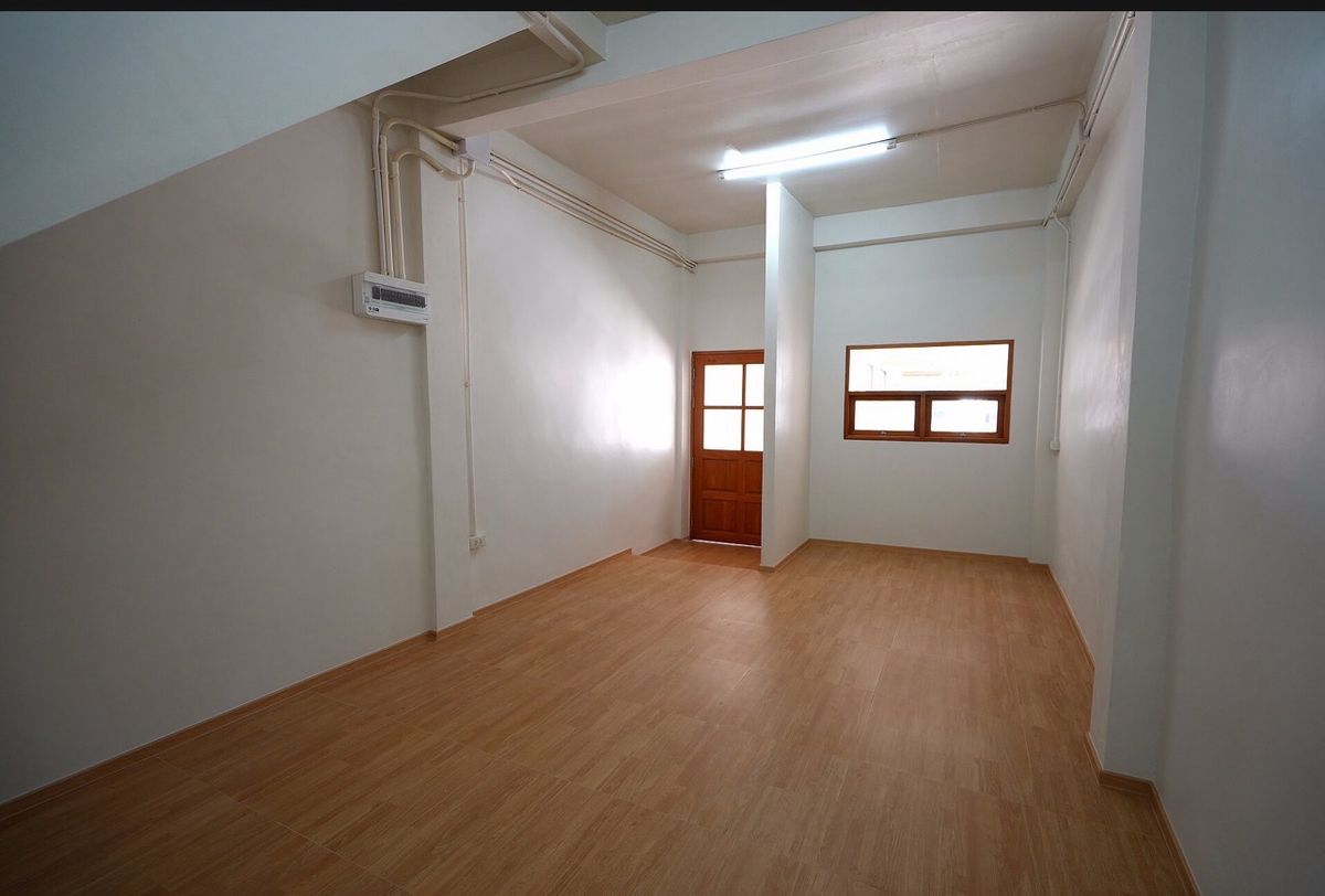 For SaleShop HouseWongwianyai, Charoennakor : 📢👇Start your own business  with this newly renovated commercial building near ICONSIAM. Great price and excellent value for investment. Convenient location, Perfect for retail shops, cafes, home offices, or rental income.