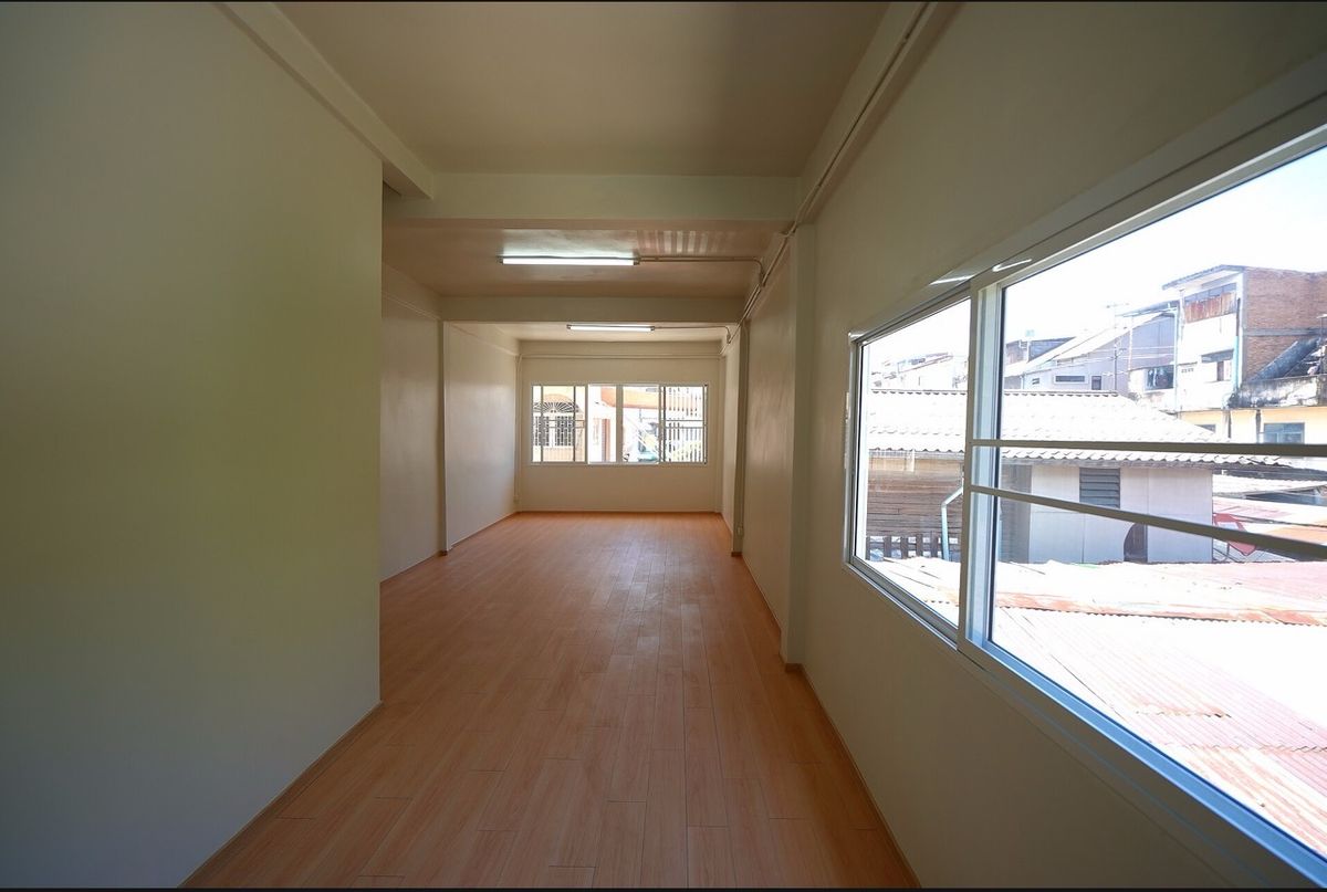 For SaleShop HouseWongwianyai, Charoennakor : 📢👇Start your own business  with this newly renovated commercial building near ICONSIAM. Great price and excellent value for investment. Convenient location, Perfect for retail shops, cafes, home offices, or rental income.