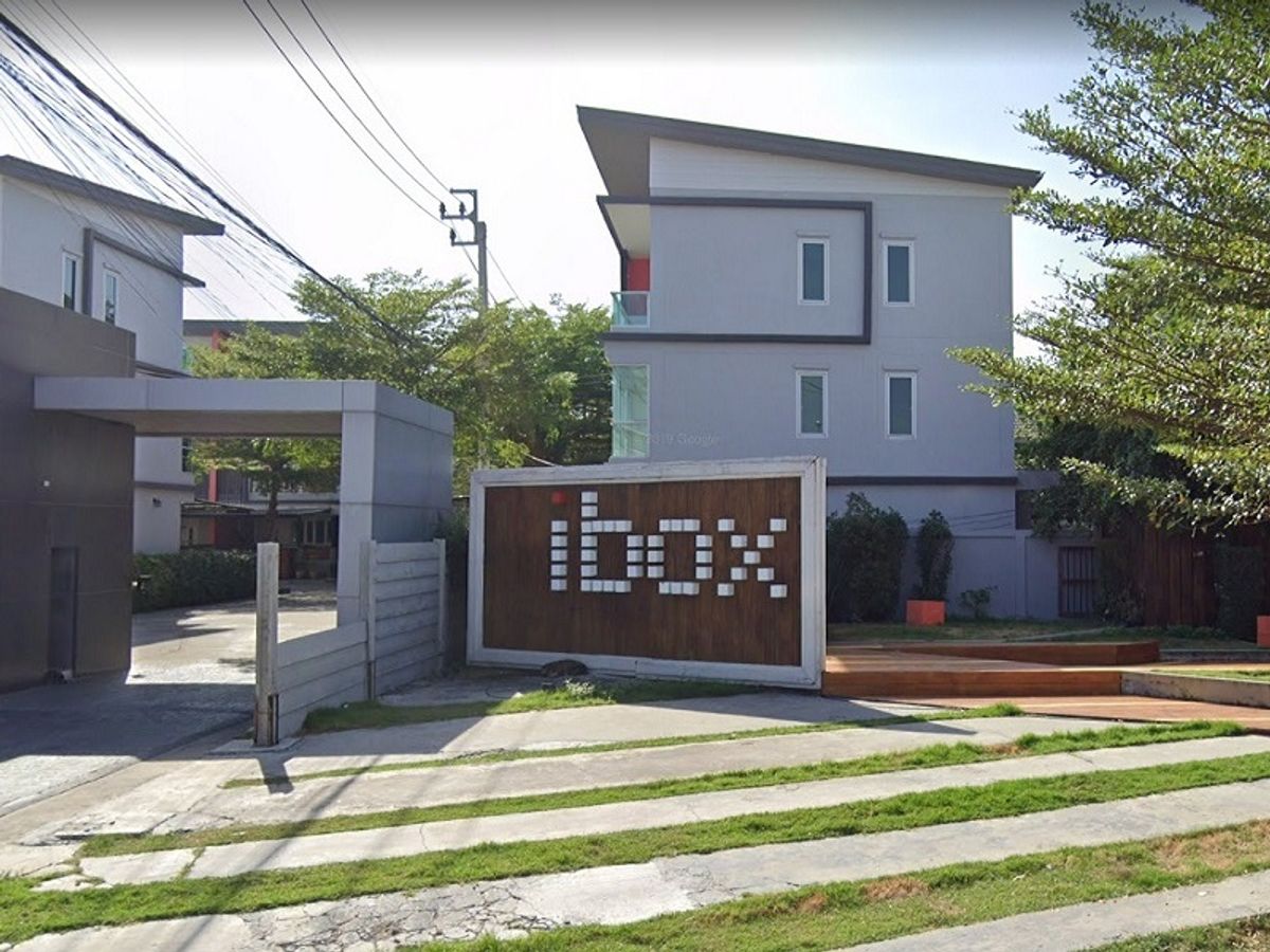 ขายโฮมออฟฟิศเกษตร นวมินทร์ ลาดปลาเค้า : ทาวน์โฮม 3 ชั้น ย่าน เลียบด่วน-รามอินทรา ได้ถึง 2 คูหา ติดกันคุ้มสุดๆ เหมาะสำหรับอยู่อาศัย หรือ เป็นโฮมออฟฟิตก็สบาย.. เดินทางสะดวก เชื่อมต่อได้หลายเส้นทาง ทั้ง ถนนเกษตร-นวมินทร์ (ประเสริฐมนูกิจ) , สุคนธสวัสดิ์ นวลจันทร์ มัยลาภ ลาดปลาเค้า