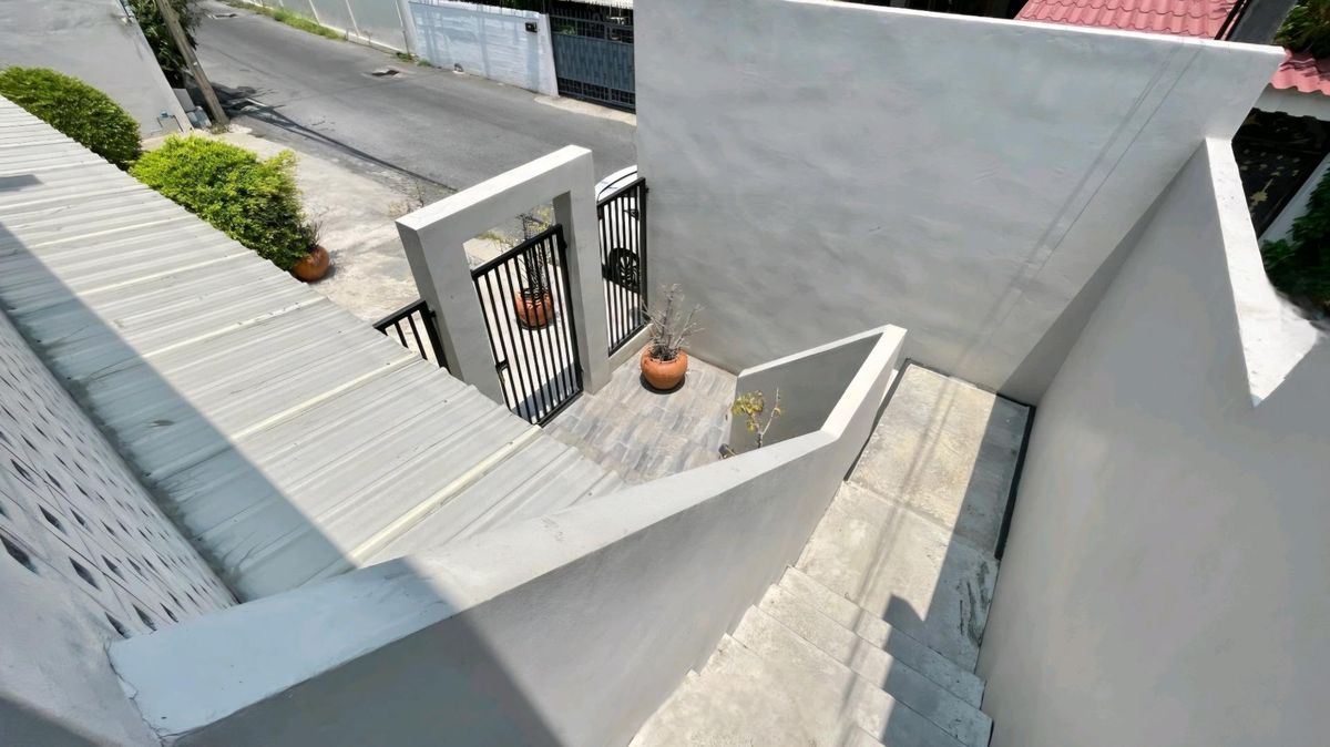 For SaleHome OfficeRatchadapisek, Huaikwang, Suttisan : For Sale: 2 Storay Single House - Home Office Soi Rung Rueng Suthisan (2 -storey detached house, home office