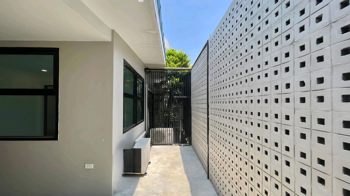 For SaleHome OfficeRatchadapisek, Huaikwang, Suttisan : For Sale: 2 Storay Single House - Home Office Soi Rung Rueng Suthisan (2 -storey detached house, home office