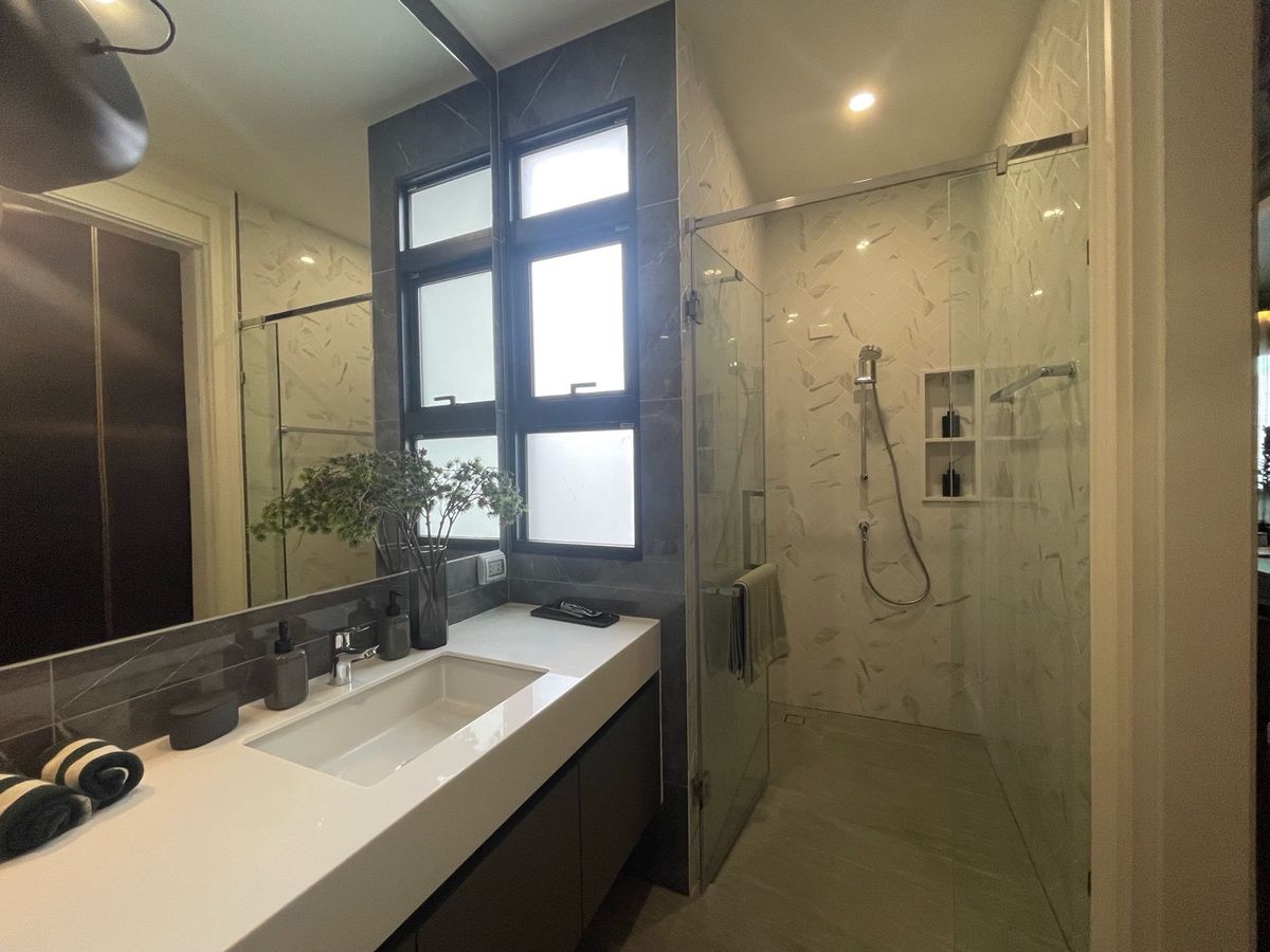 ขายบ้านเลียบทางด่วนรามอินทรา : 📢👇บ้านหรู 3 ชั้น พร้อมลิฟท์และสระว่ายน้ำส่วนตัว สงบ เงียบ เดินทางสะดวกใกล้จุดขึ้นลงทางด่วน (ภาพบ้านตัวอย่าง)