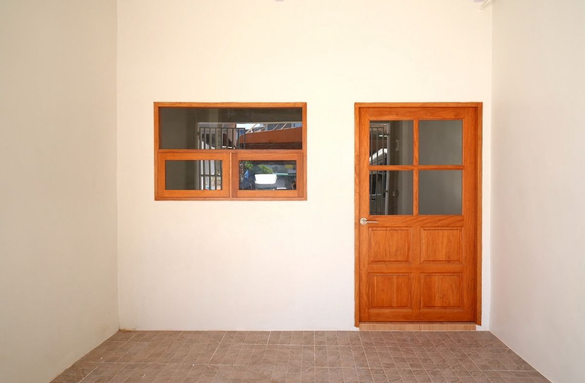 For SaleShop HouseWongwianyai, Charoennakor : 📢👇Start your own business  with this newly renovated commercial building near ICONSIAM. Great price and excellent value for investment. Convenient location, Perfect for retail shops, cafes, home offices, or rental income.