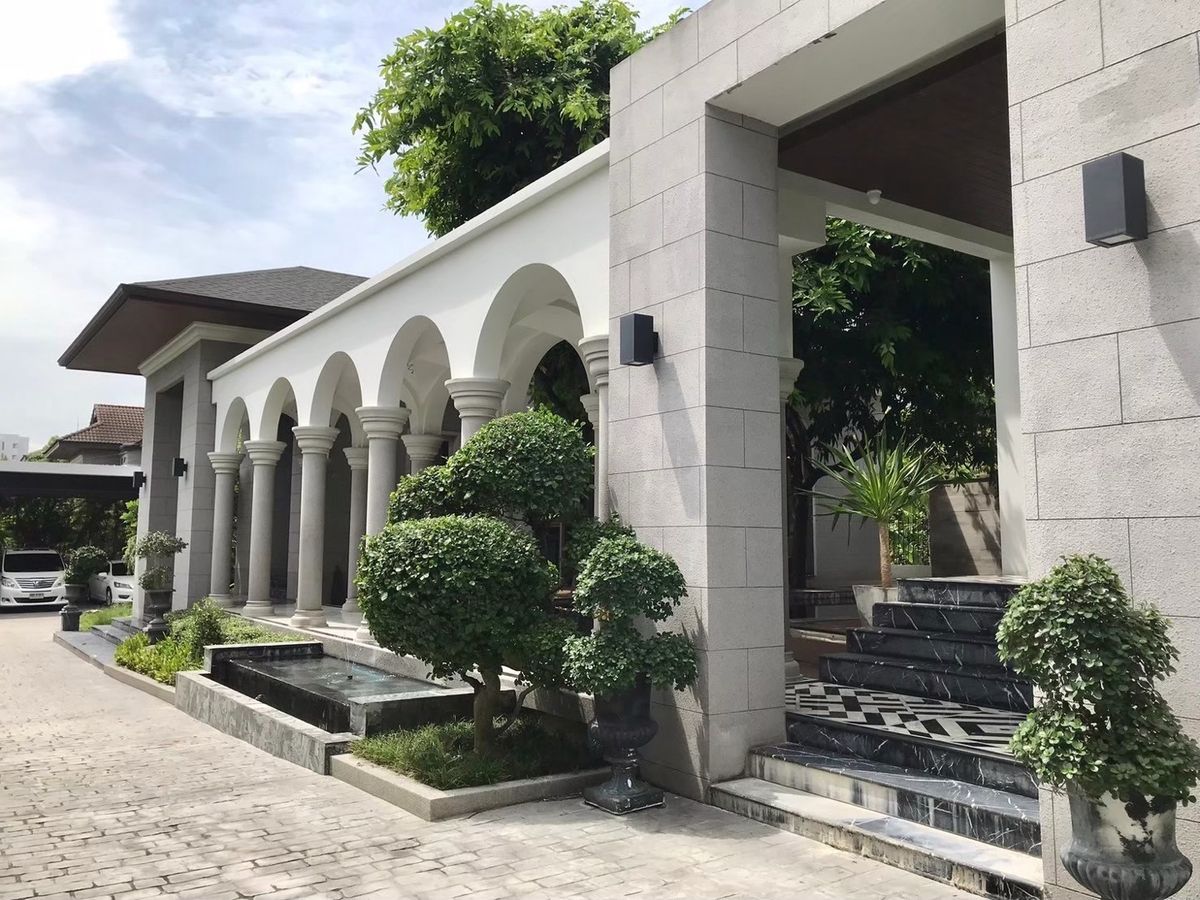 ขายบ้านแจ้งวัฒนะ เมืองทอง : บ้านหรูทำเลเมืองทองธานี  ใกล้อิมแพ็คเมืองทองธานี แจ้งวัฒนะ- ดอนเมือง รถไฟฟ้าสายสีชมพูสถานีอิมแพ็คเมืองทอง แจ้งวัฒนะ  พร้อมเฟอร์นิเจอร์ พร้อมอยู่