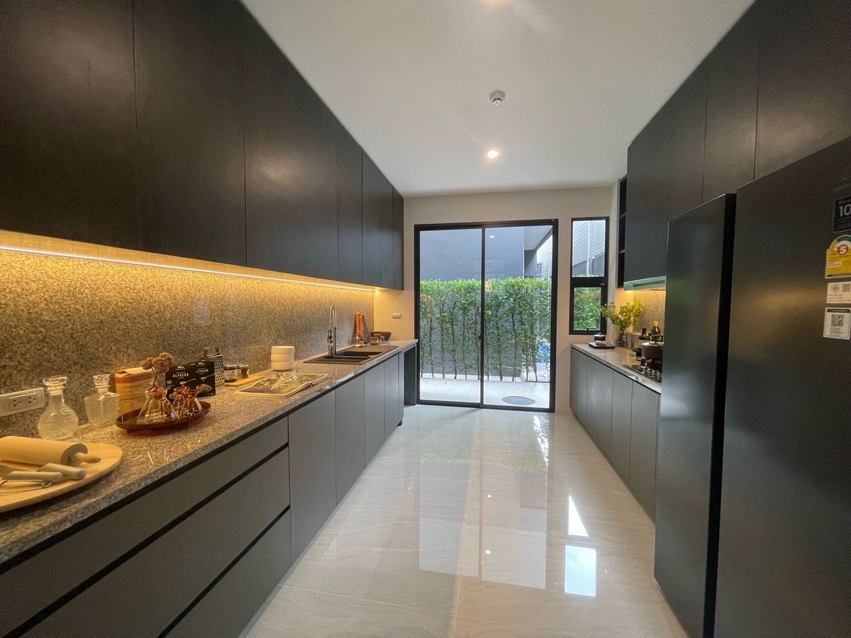 ขายบ้านเลียบทางด่วนรามอินทรา : 📢👇บ้านหรู 3 ชั้น พร้อมลิฟท์และสระว่ายน้ำส่วนตัว สงบ เงียบ เดินทางสะดวกใกล้จุดขึ้นลงทางด่วน (ภาพบ้านตัวอย่าง)