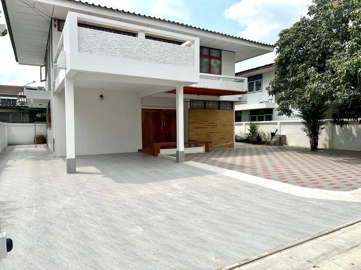 For RentHouseSukhumvit, Asoke, Thonglor : WS989 🏡✨ Single house for rent, Soi Sukhumvit 101/1, near BTS Sukhumvit & Srinakarin, only 55,000 baht/month