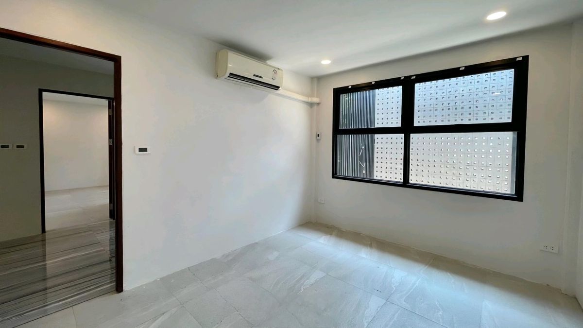 For SaleHome OfficeRatchadapisek, Huaikwang, Suttisan : For Sale: 2 Storay Single House - Home Office Soi Rung Rueng Suthisan (2 -storey detached house, home office