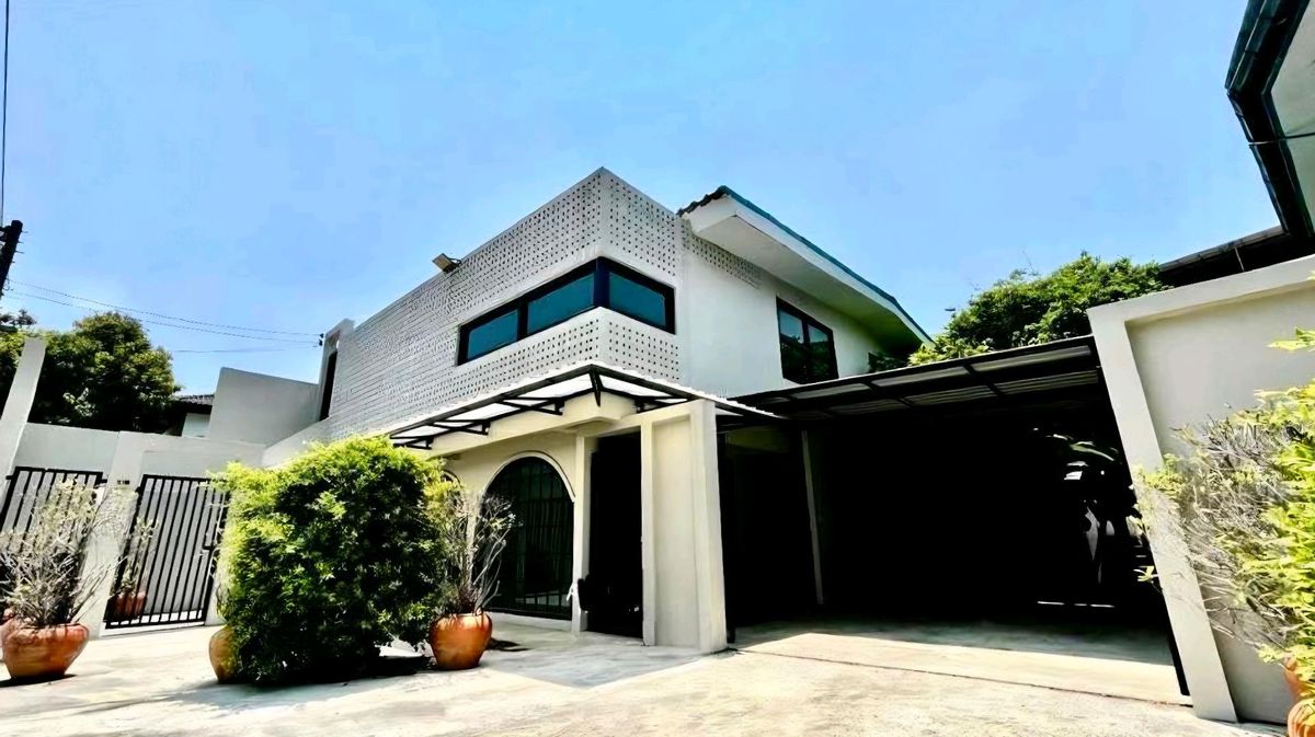 For SaleHome OfficeRatchadapisek, Huaikwang, Suttisan : For Sale: 2 Storay Single House - Home Office Soi Rung Rueng Suthisan (2 -storey detached house, home office